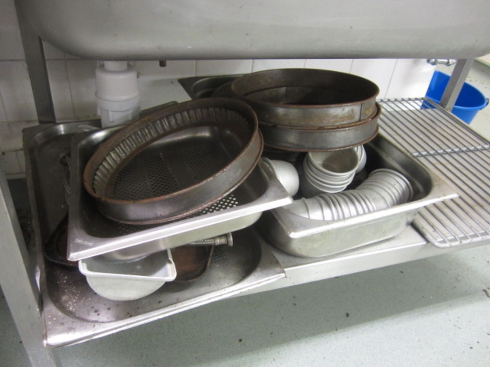 Quantity of assorted pots, pans, cooking utensils, trays, etc. - Image 7 of 7