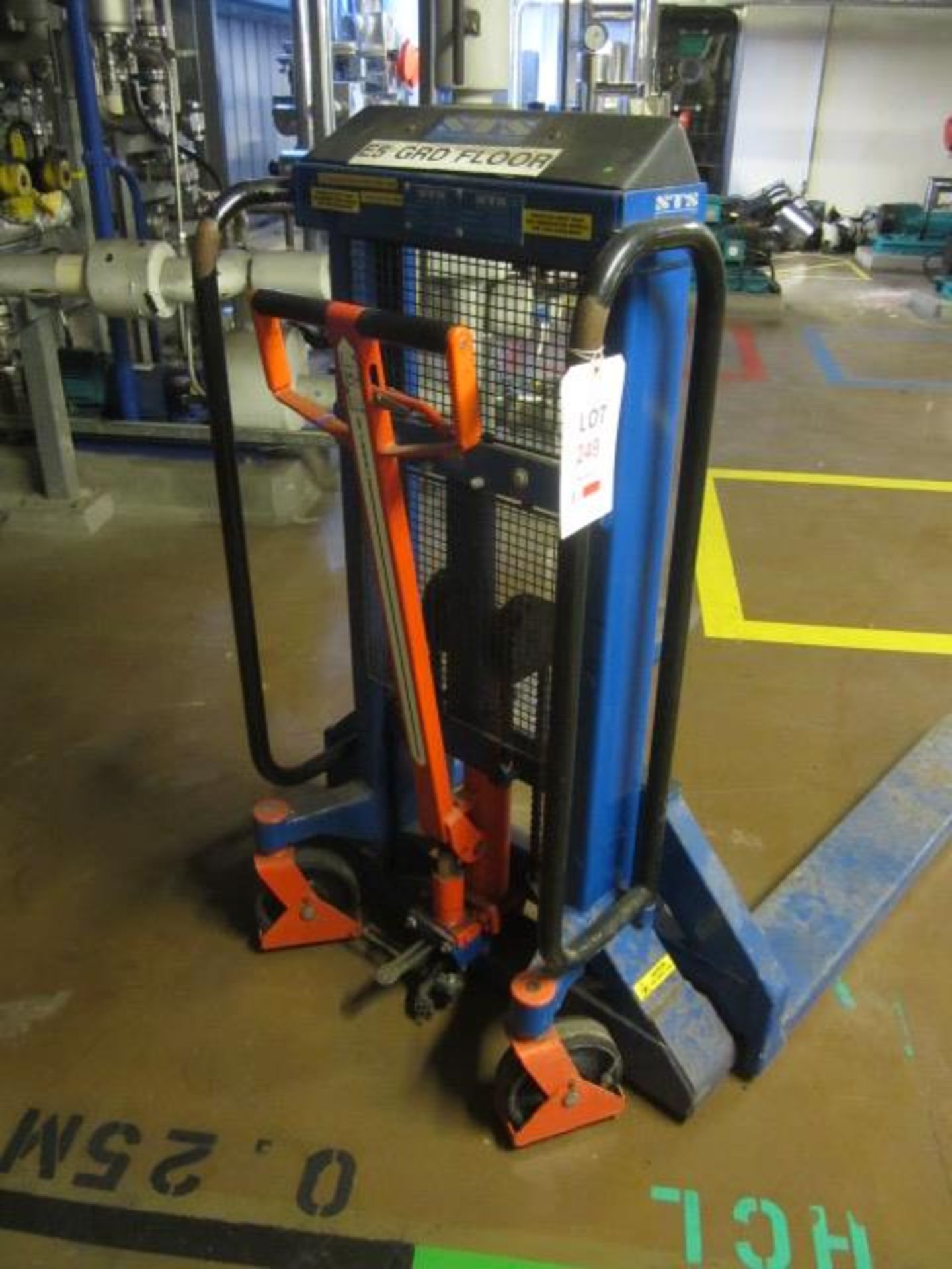 STS hydraulic manual high lift, serial no. 141236, SWL 1000kg (Please Note: We do not hold any
