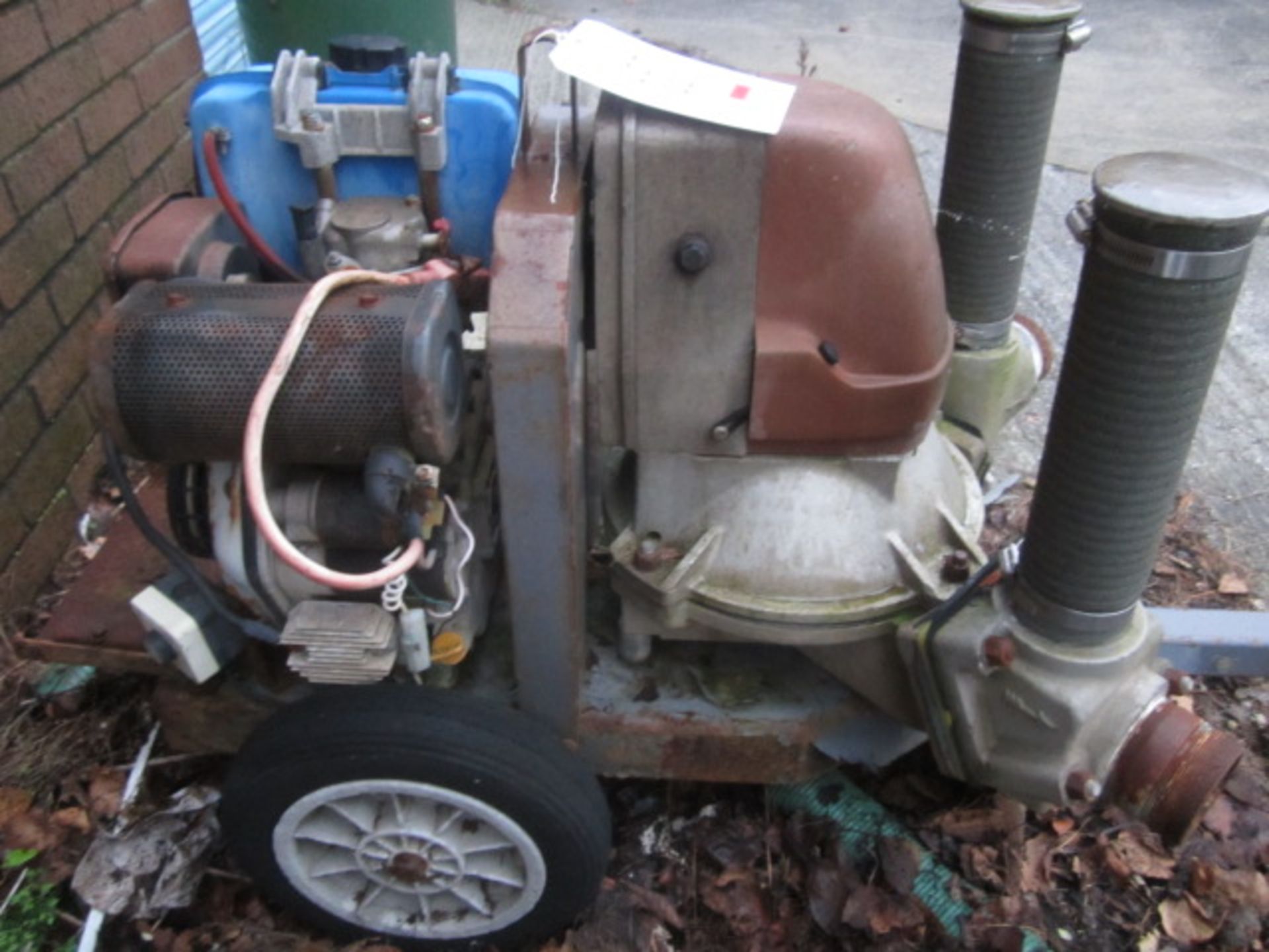 Unbadged twin outlet water pump, trailer mounted, spares or repairs - Image 2 of 3