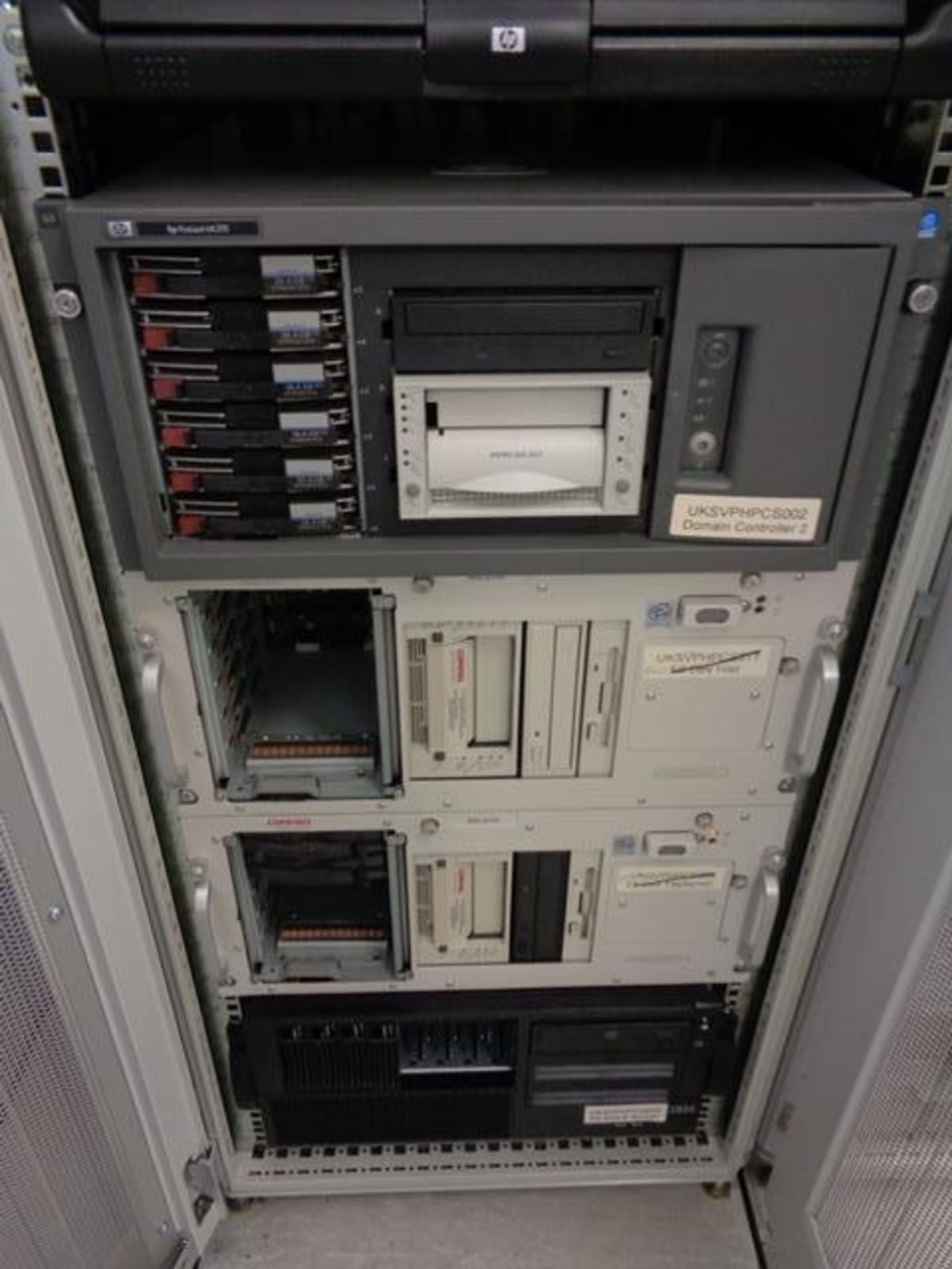 Compaq server cabinet (ref. 5/21) and contents, to include Compaq Proliant ML370 server, two HP - Image 3 of 3