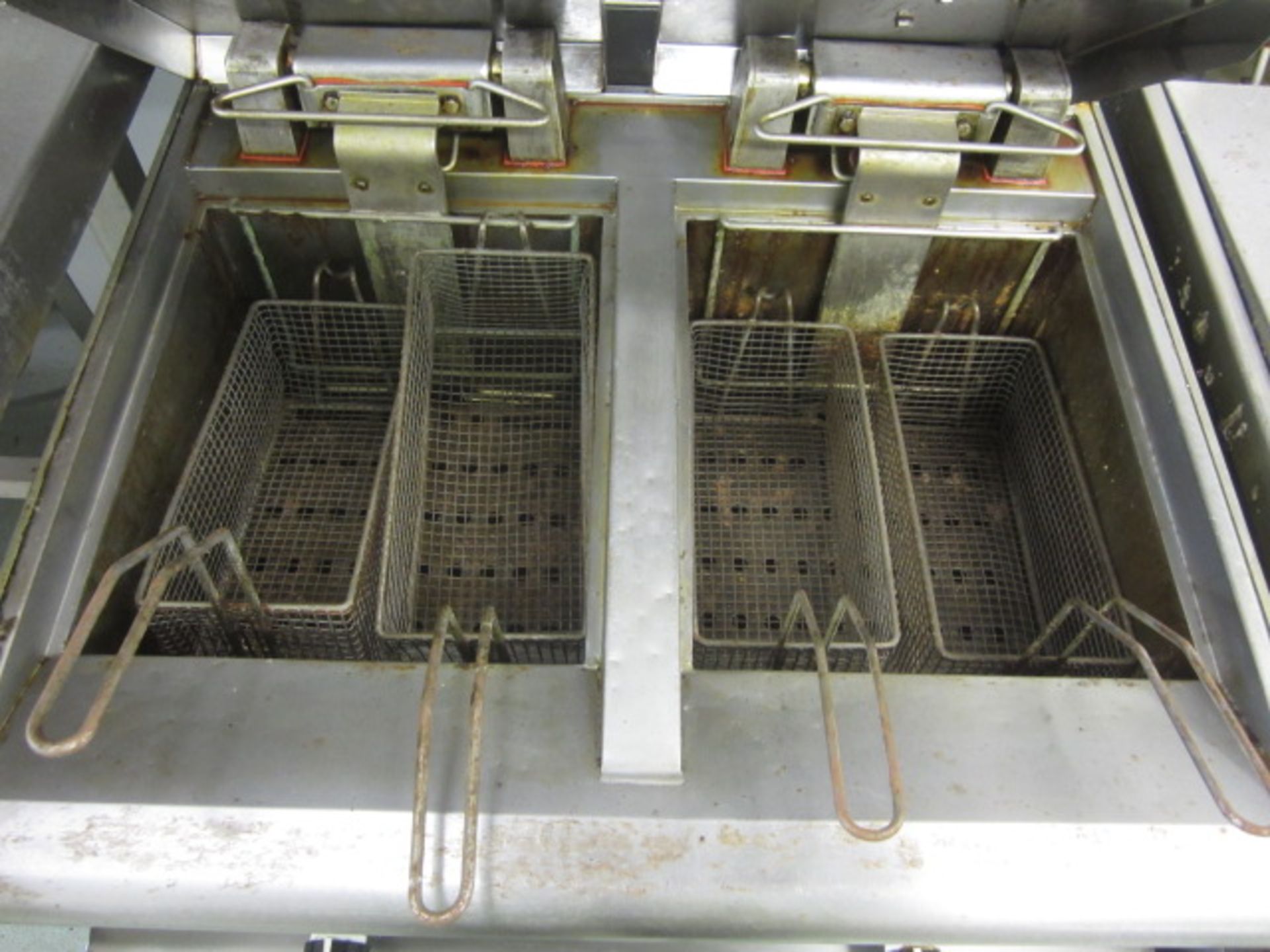 Falcon electric stainless steel twin basket deep fat fryer, 700mm x 700mm x H900mm - Disconnection - Image 2 of 3