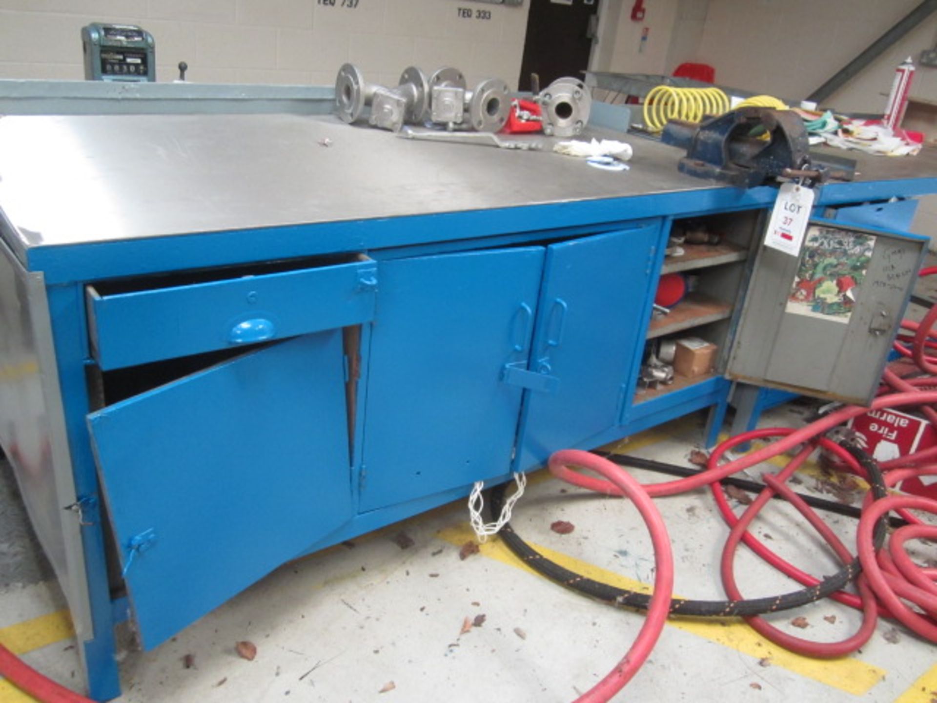 Two steel framed workbenches, assorted size, and two steel framed bench vides, 4½" and 6" - Image 2 of 5