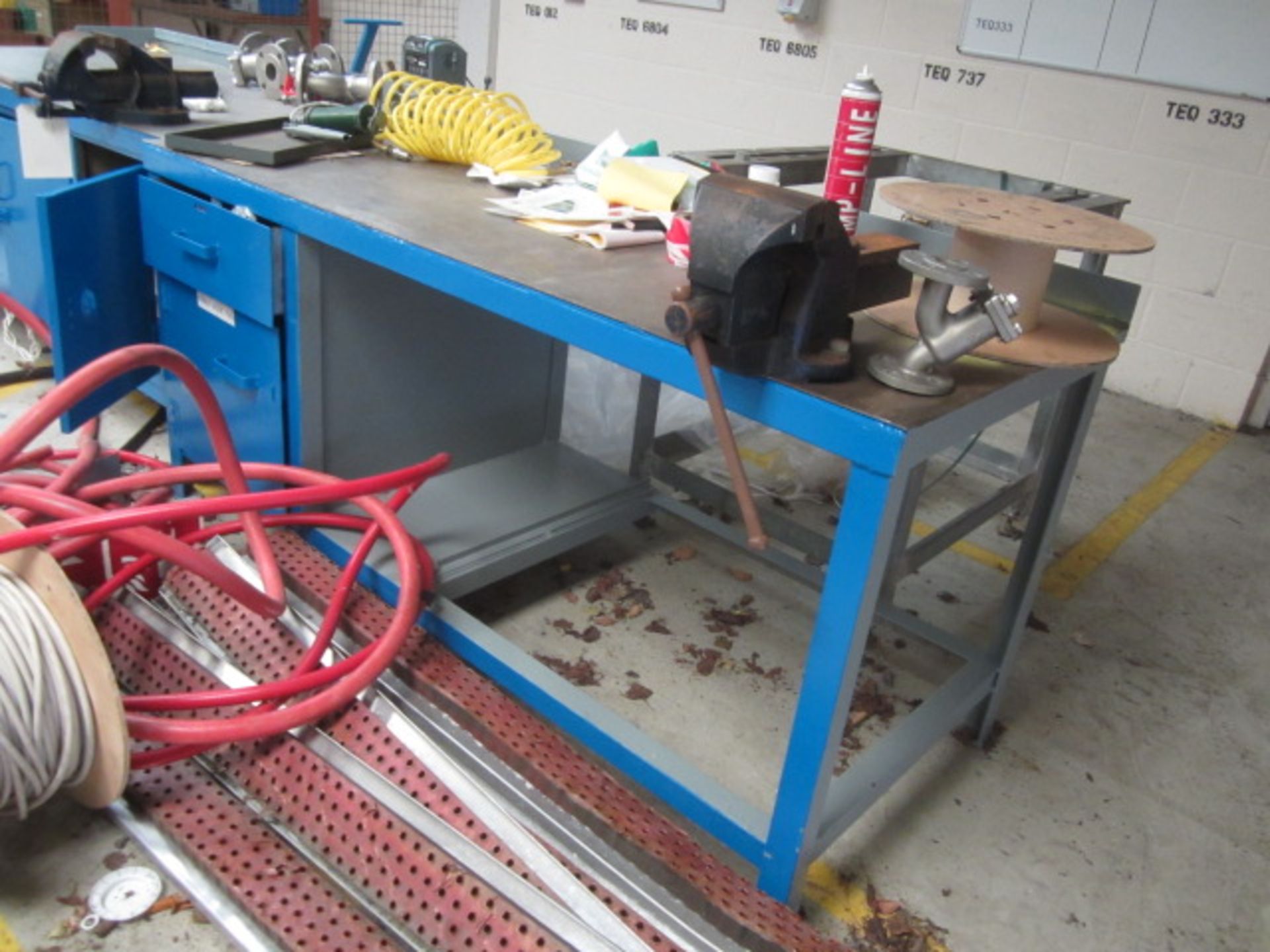 Two steel framed workbenches, assorted size, and two steel framed bench vides, 4½" and 6" - Image 4 of 5