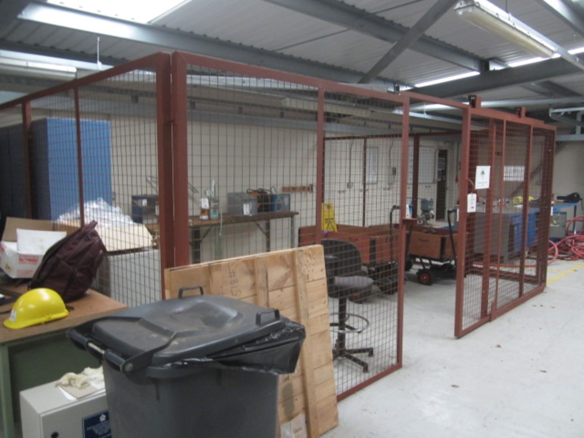 Steel framed triple sided mesh panel, single sliding door storage cage, 5700 x 4000mm - Image 2 of 2