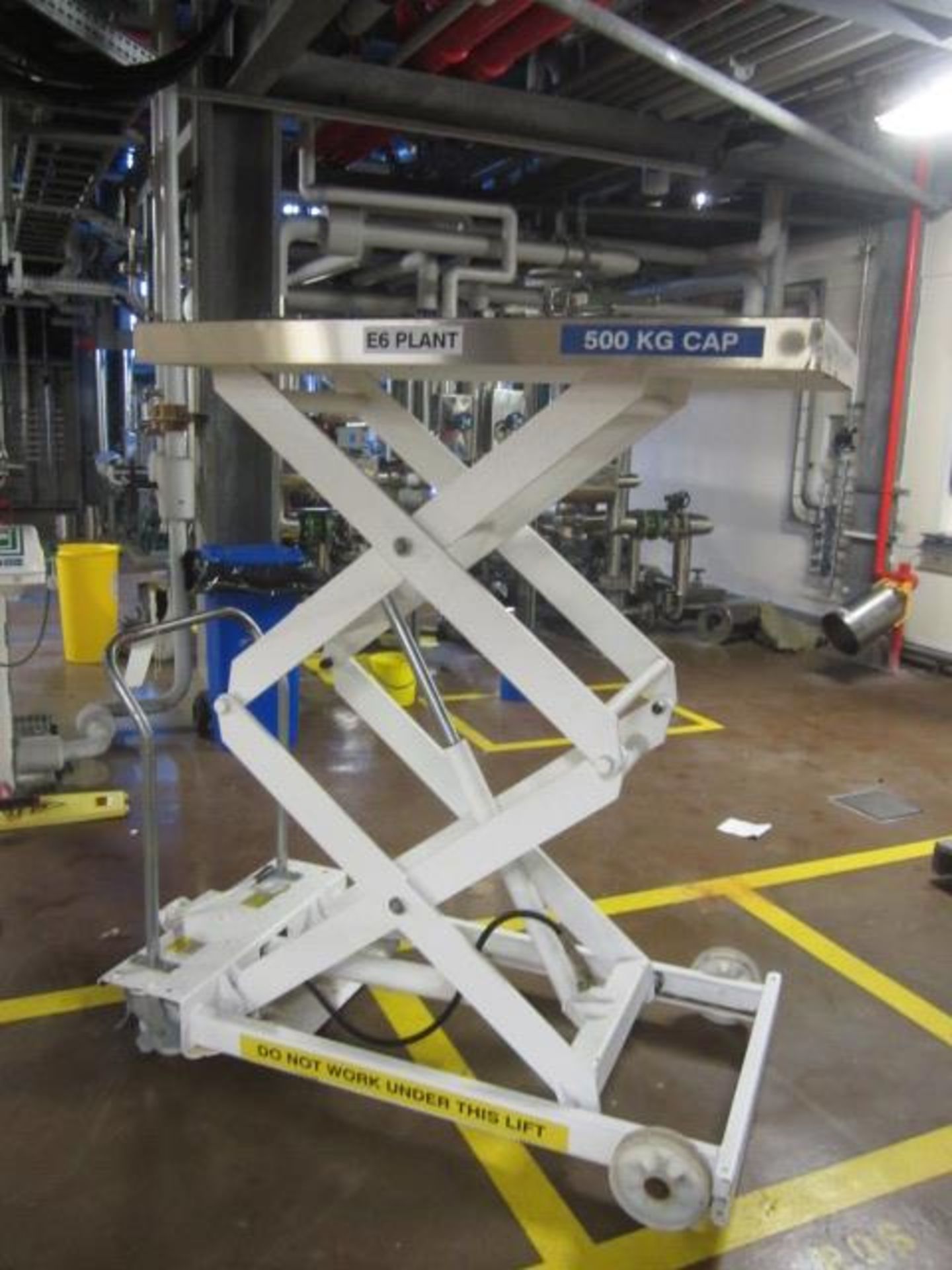 Unbadged manual hydraulic scissor lift, SWL 500kg (Please Note: We do not hold any documentation for - Image 6 of 6