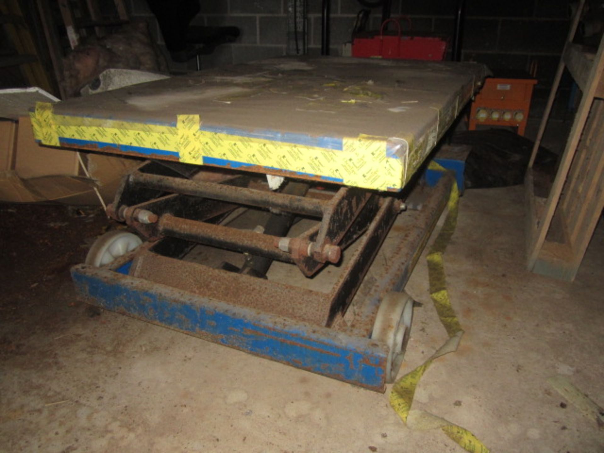 Unbadged hydraulic scissor lift (Please Note: We do not hold any documentation for this item, - Image 2 of 5