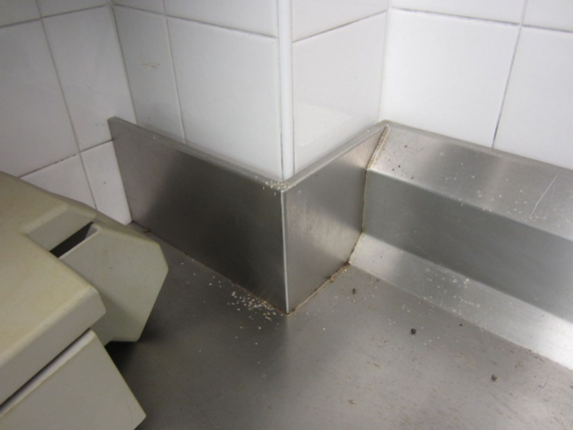 Stainless steel preparation table with undershelf, splash back, 1.4m x 650, cut out to one corner - Image 2 of 3