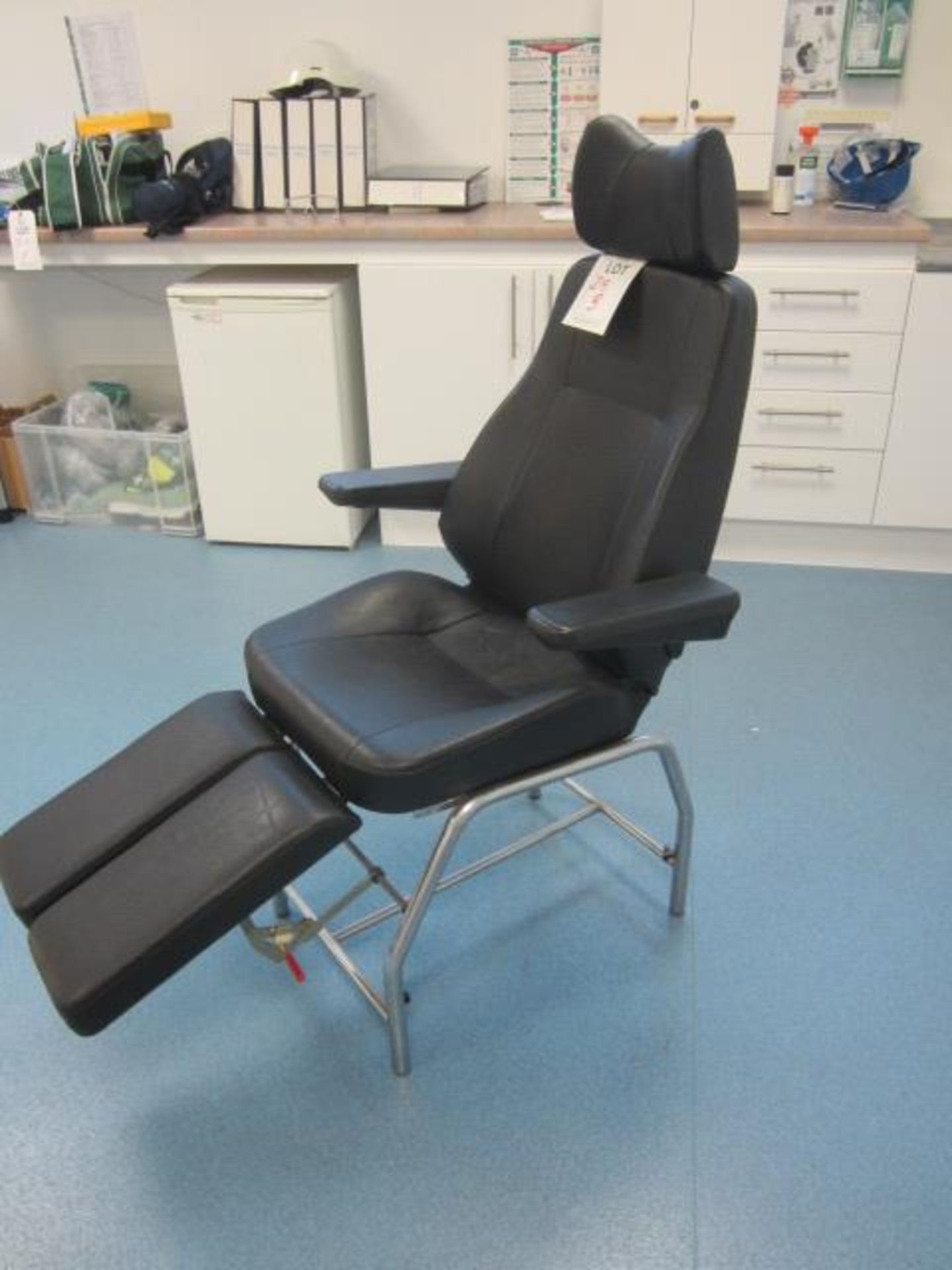 Leatherette examination chair with manual reclining back, adjustable leg rests - Image 4 of 4