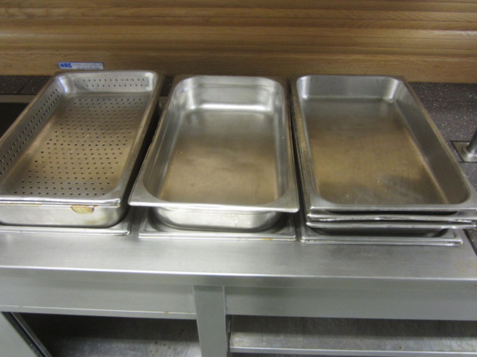 Unbadged stainless steel serving counter comprising 3 section Bain Marie, warming lamps, and hot - Image 4 of 13