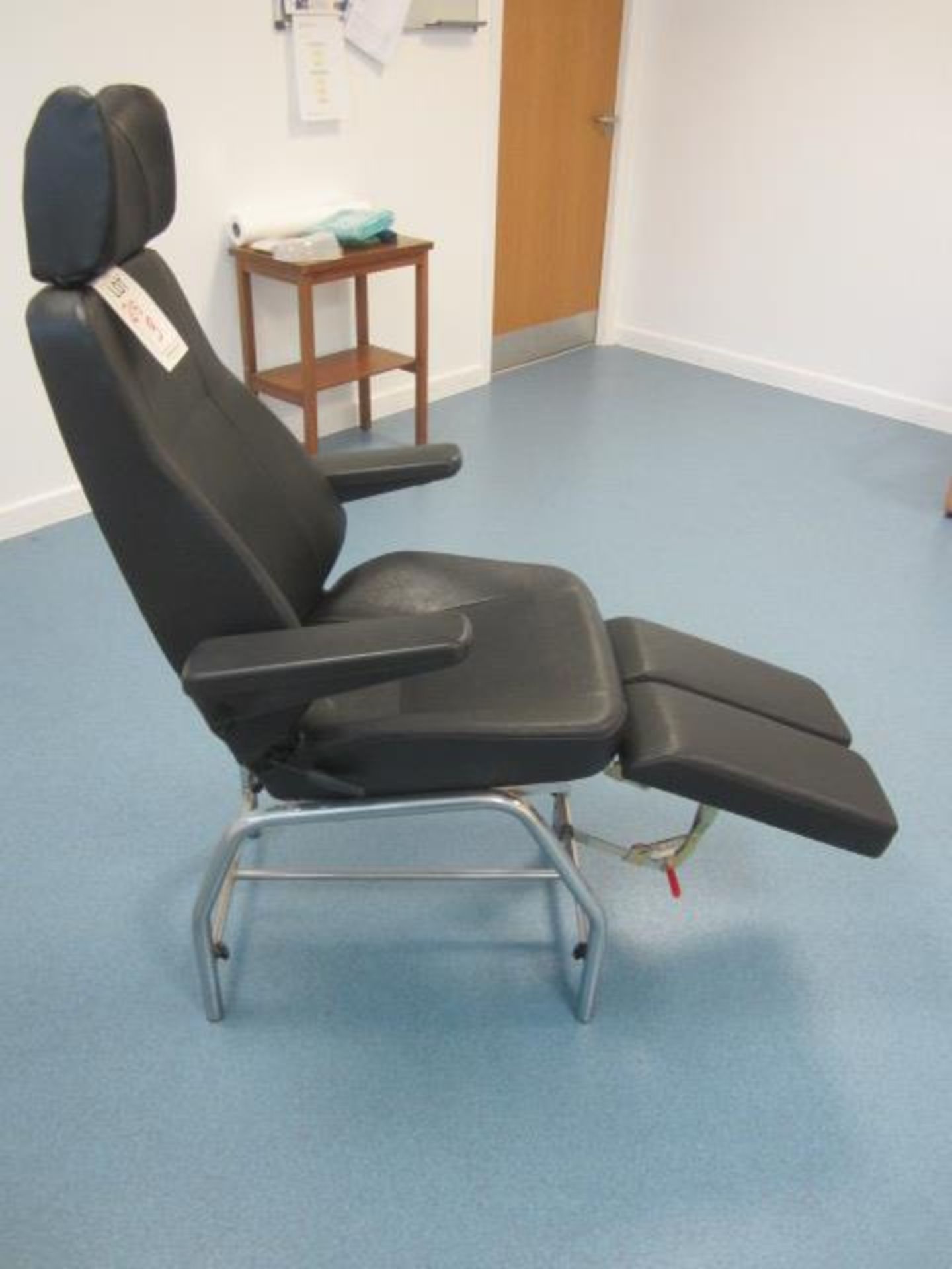 Leatherette examination chair with manual reclining back, adjustable leg rests - Image 2 of 4