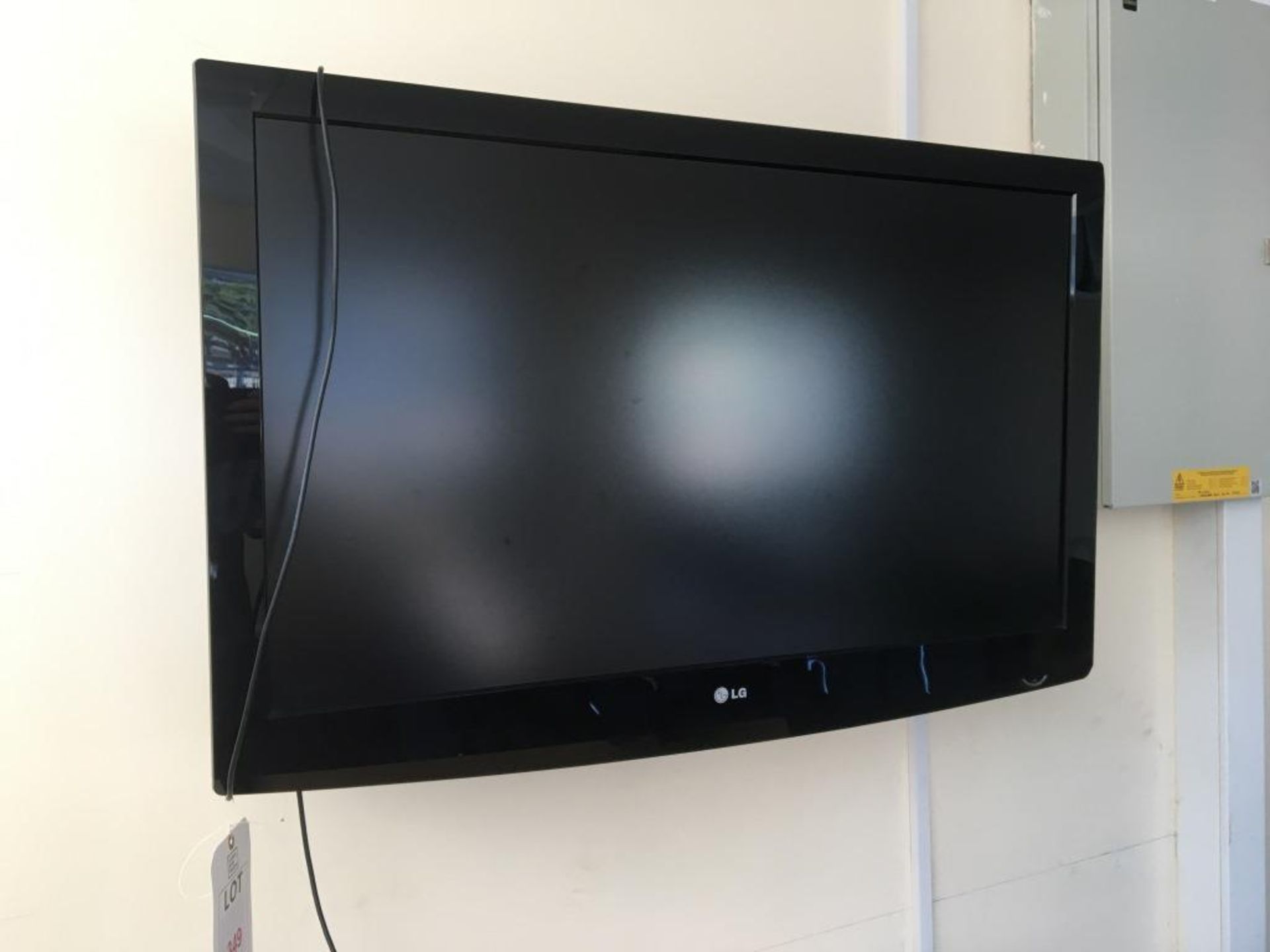 LG 42LG3000 television with wall mount bracket and remote - Image 2 of 2
