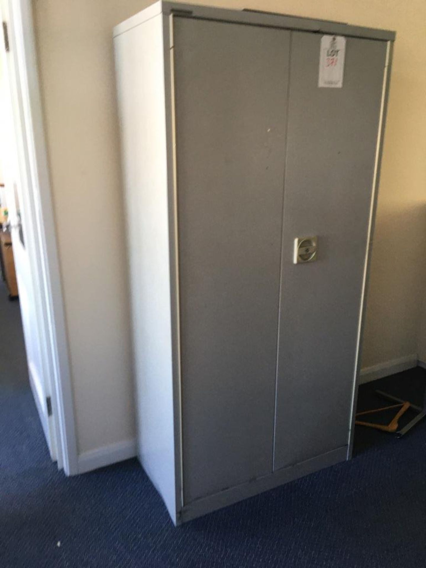 Five double door cabinets - Image 3 of 3