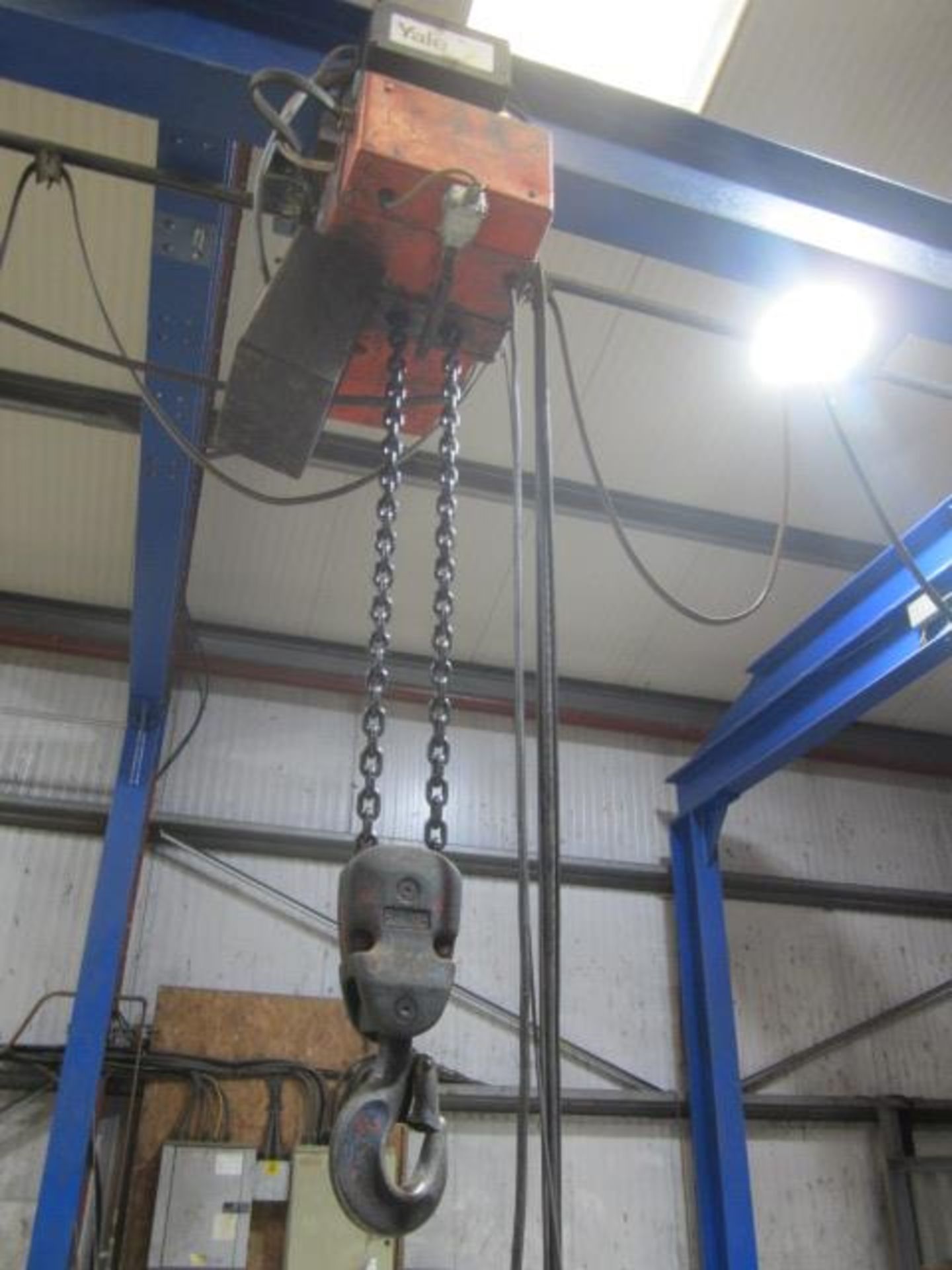 Yale 2000kg electric chain hoist, with power transverse. NB: This item has no record of Thorough