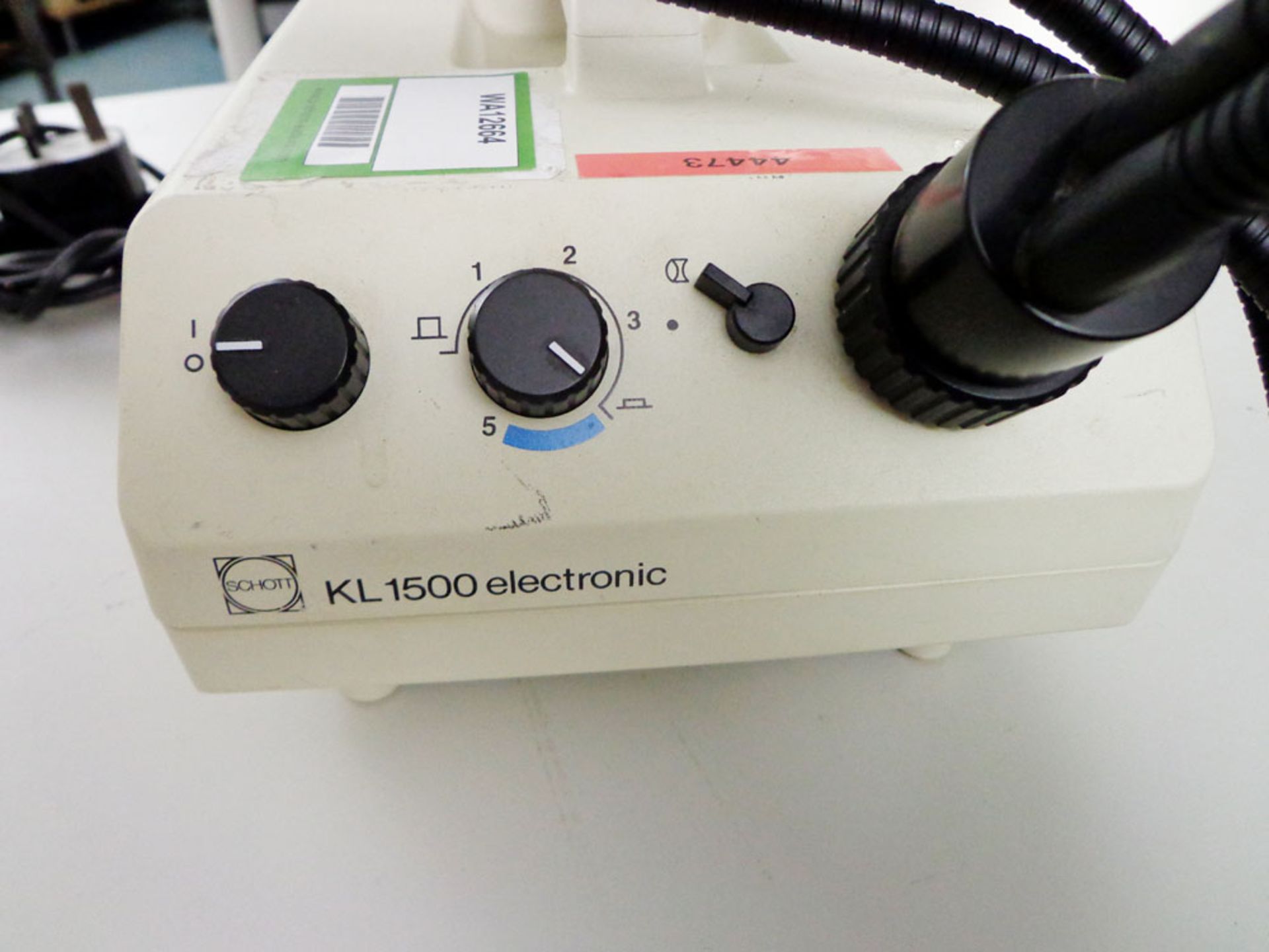 Schott KL1500 Electronic Cold Light Source with Twin Goose Neck Fiber Optic Illuminator. - Image 2 of 5