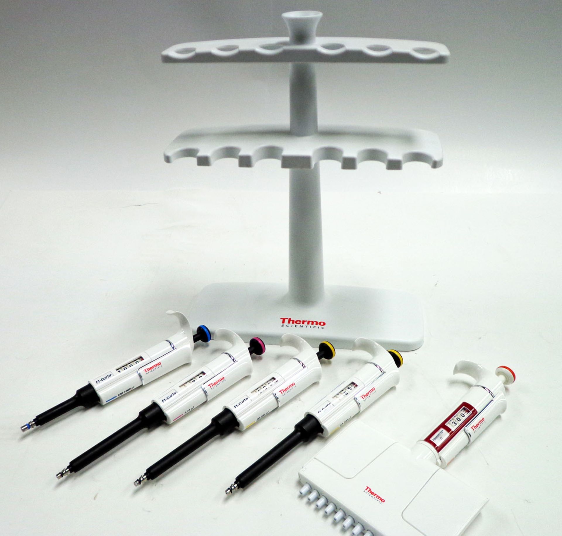 Various Thermo Scientific F1 clip tip manuel pipettes and stand - Image 2 of 7