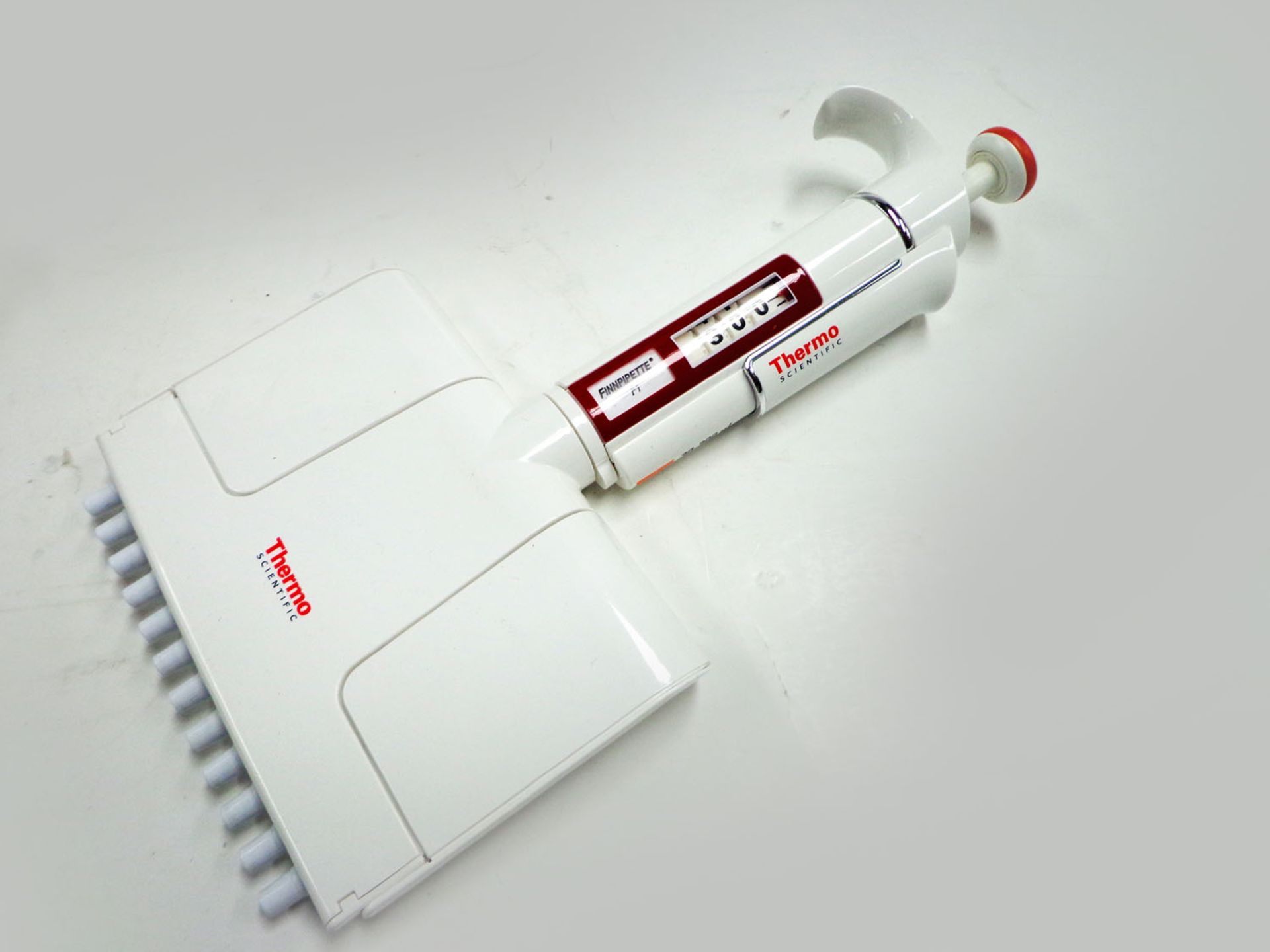 Various Thermo Scientific F1 clip tip manuel pipettes and stand - Image 3 of 7