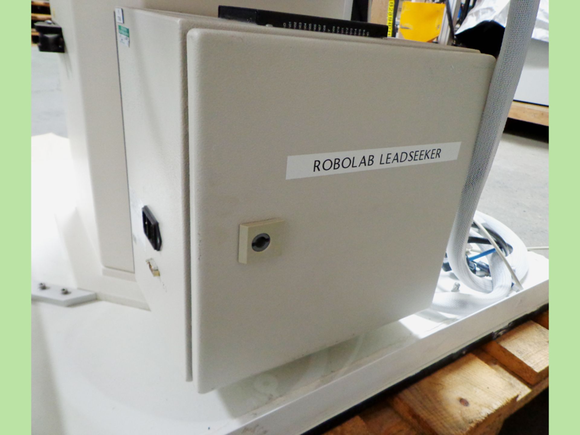 Amersham Pharmacia Biotech LeadSeeker Homogeneous Imaging System with 2 x Filter Control Unit, S/N's - Image 4 of 17