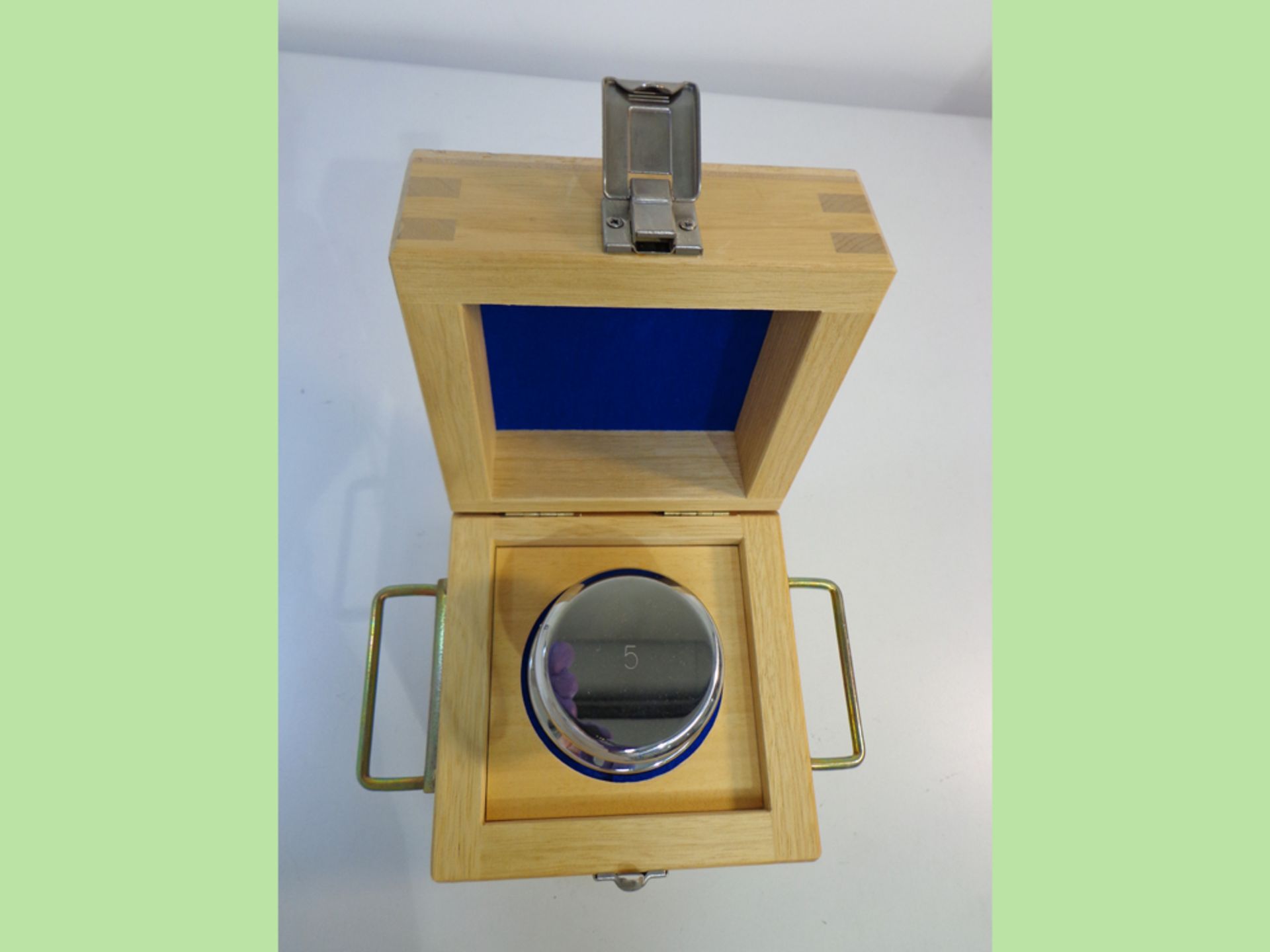 Mettler Toledo Single 5kg F1 Stainless Steel Calibration Weight, in Wooden Box, Ref 15871 - Image 2 of 4