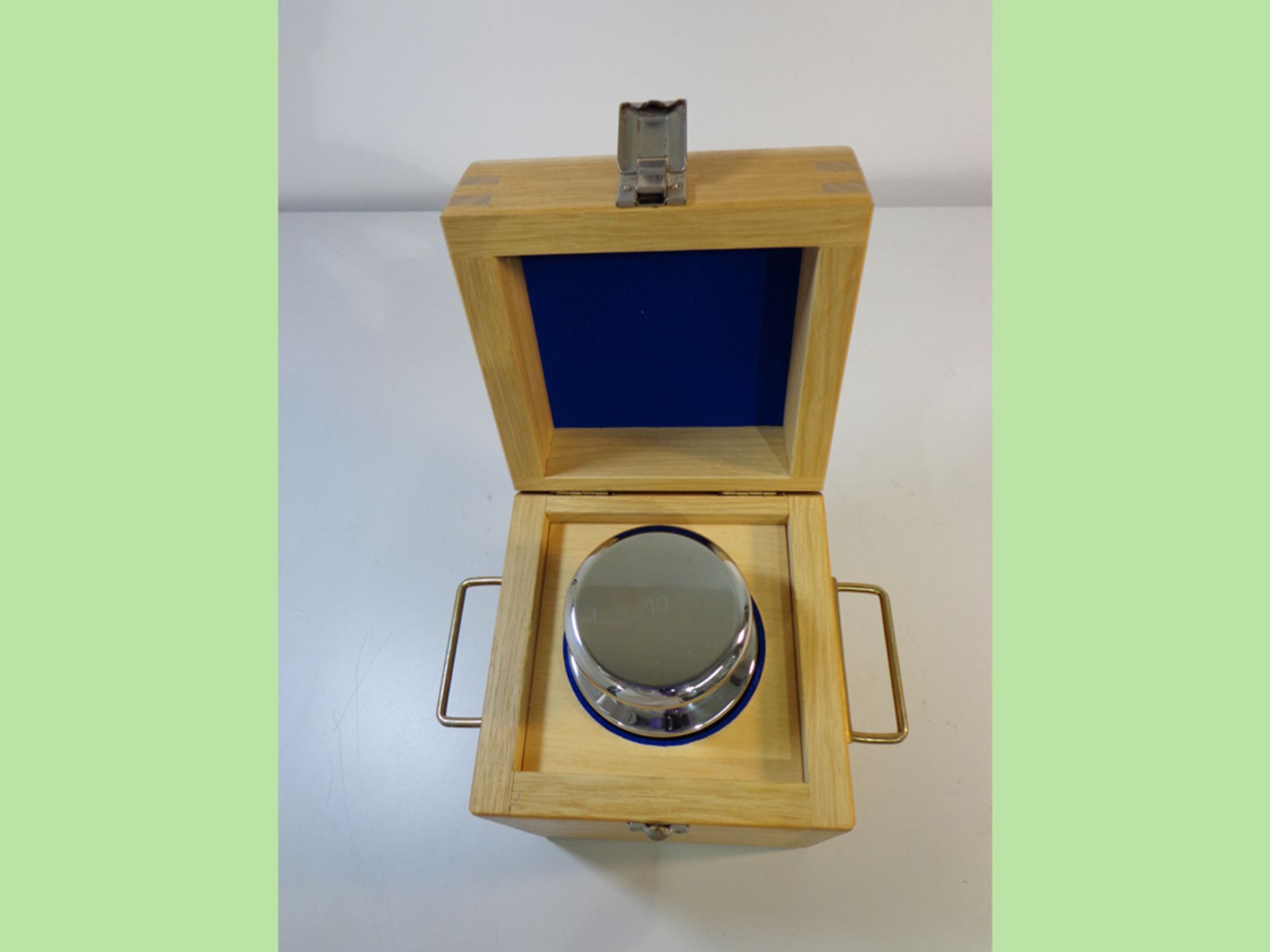 Mettler Toledo Single 10kg F1 Stainless Steel Calibration Weight in Wooden Box, Ref 15872 - Image 2 of 4