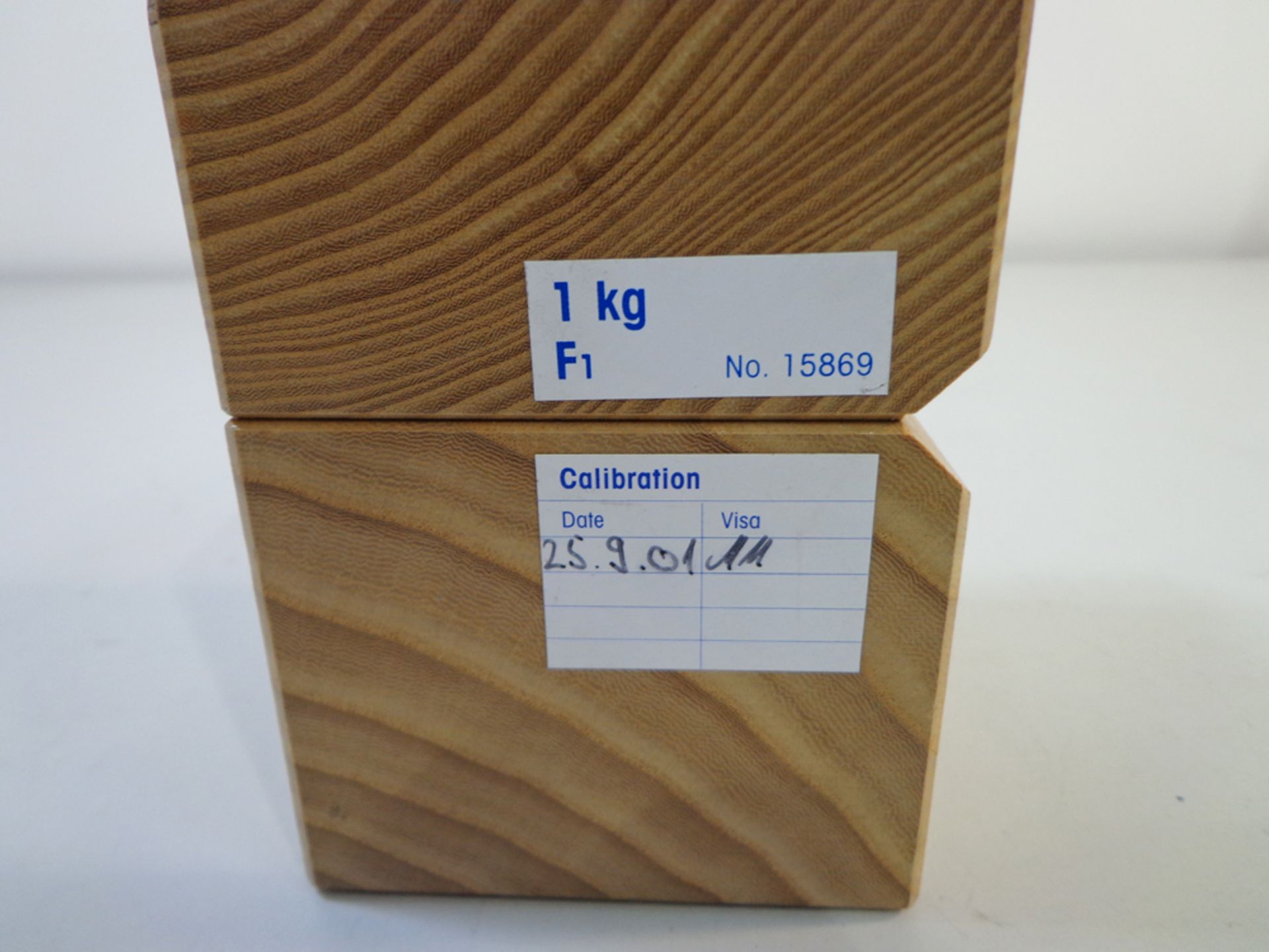 Mettler Toledo Single 1kg F1 Stainless Steel Calibration Weight in Wooden Box, Ref 15869 - Image 3 of 4