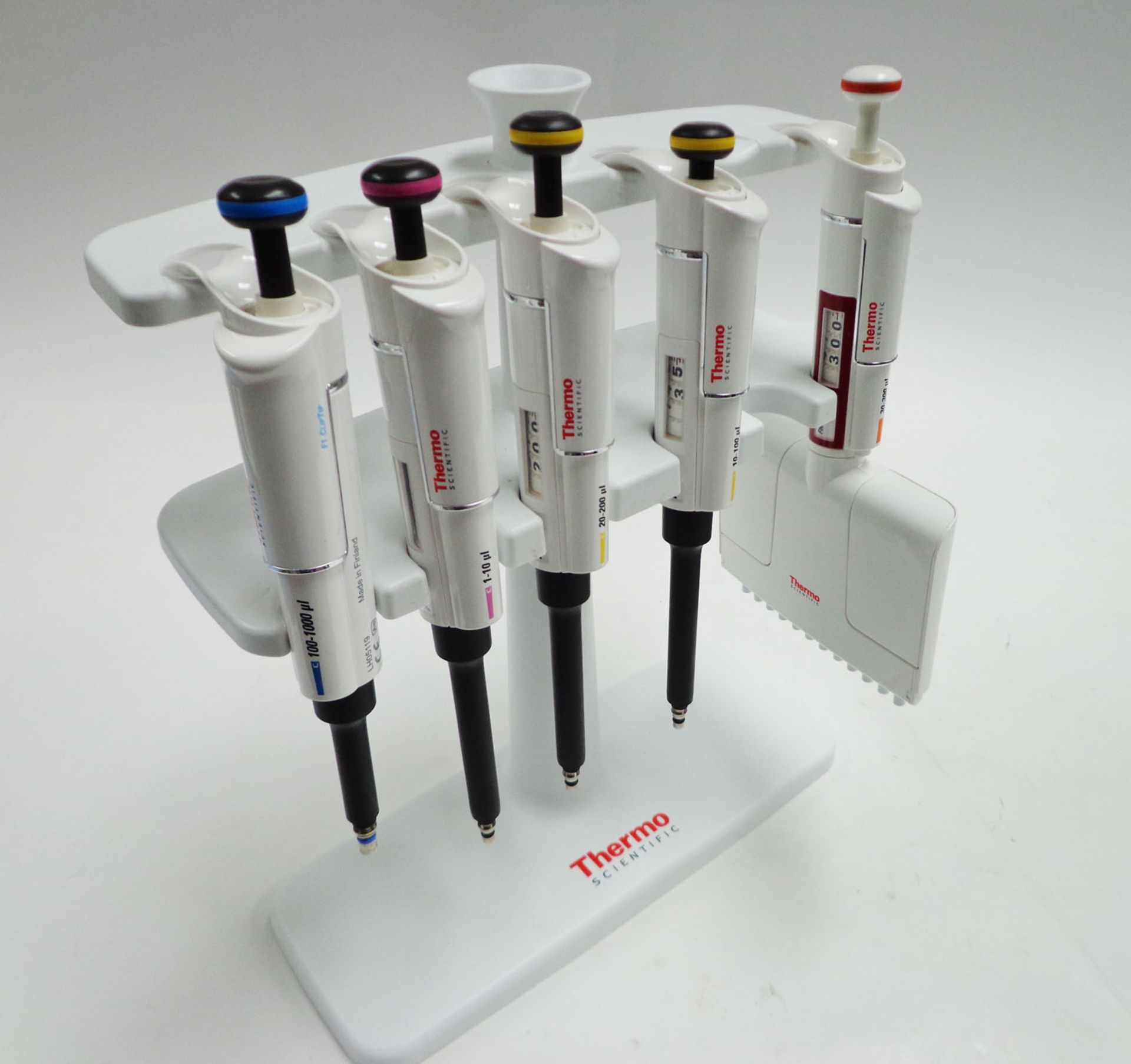 Various Thermo Scientific F1 clip tip manuel pipettes and stand