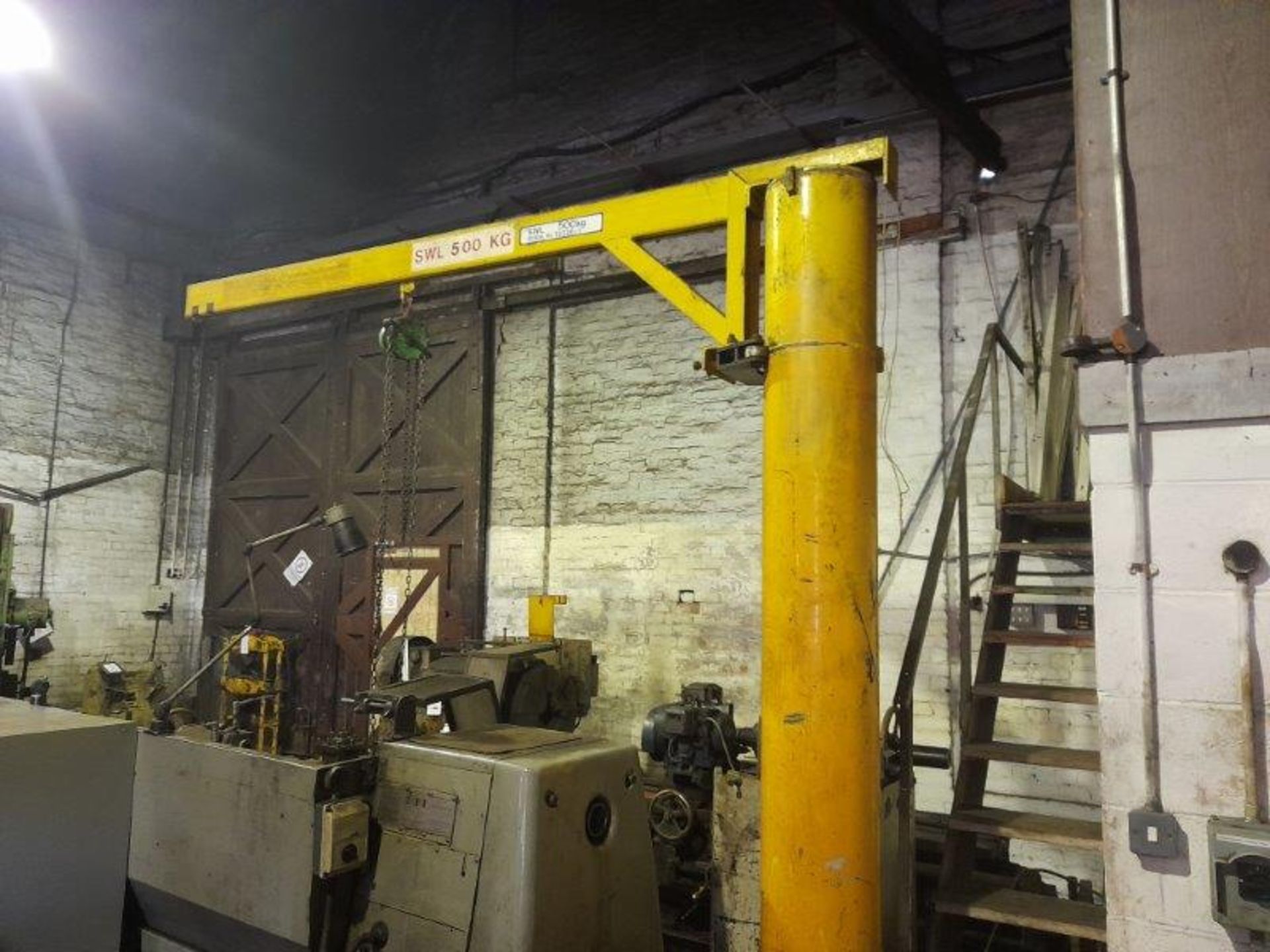 Python 500kg x 2.8m pillar jib crane, Serial No: 5593B with manual chain hoist. (Please note: this - Image 2 of 2