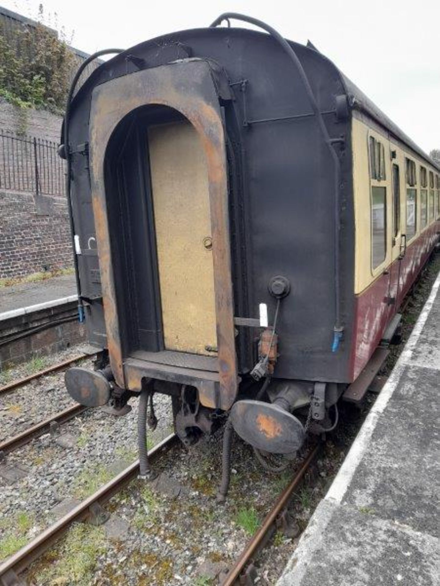 BR Mark 1 type SK coach, no. E18421, 64-seats in blue moquette, 2 x WC's, carmine and cream - Image 3 of 15