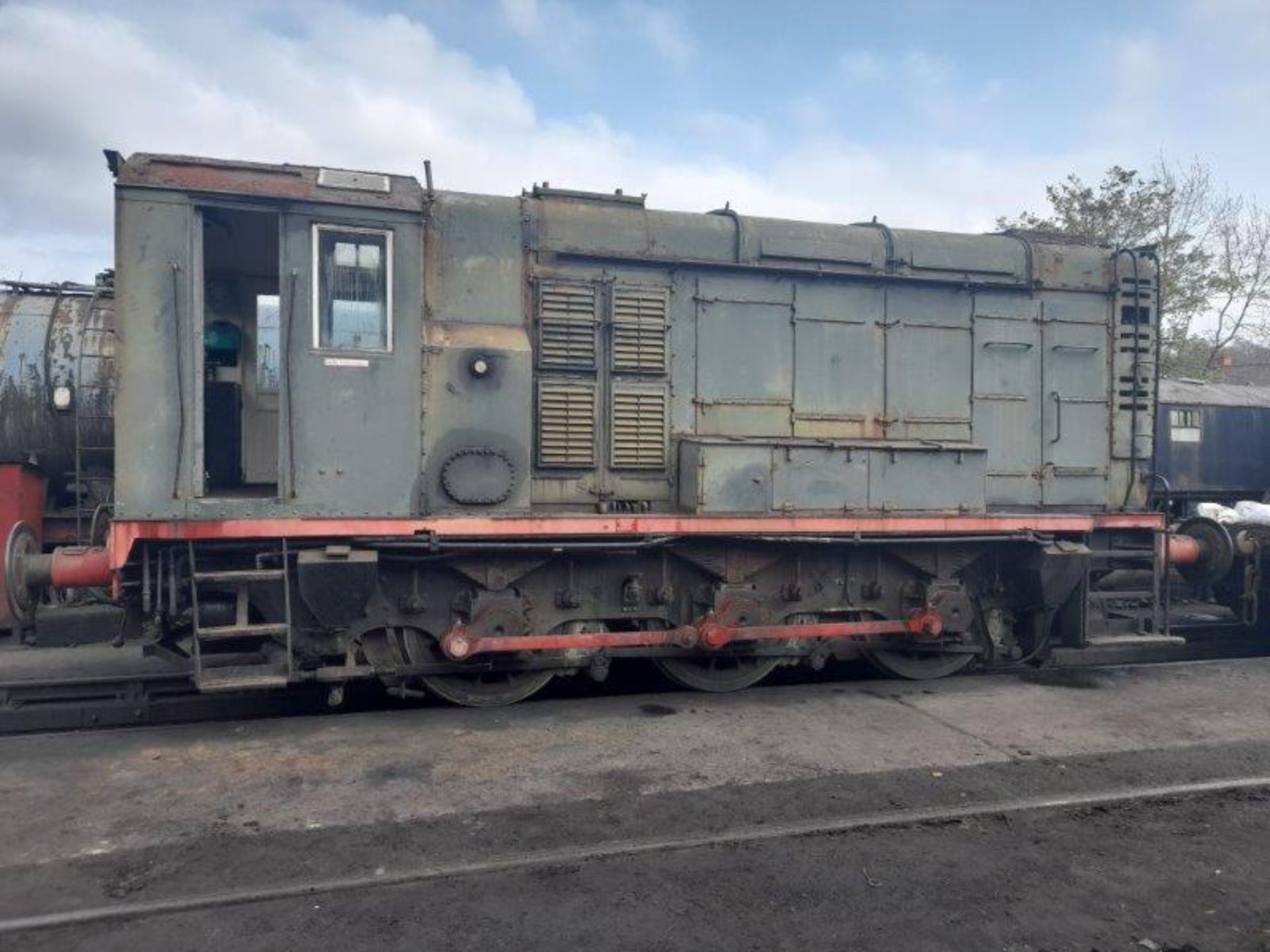 English Electric 350hp 0-6-0 diesel electric shunter (name: Davy) (Advised as runs but loses coolant - Image 2 of 13