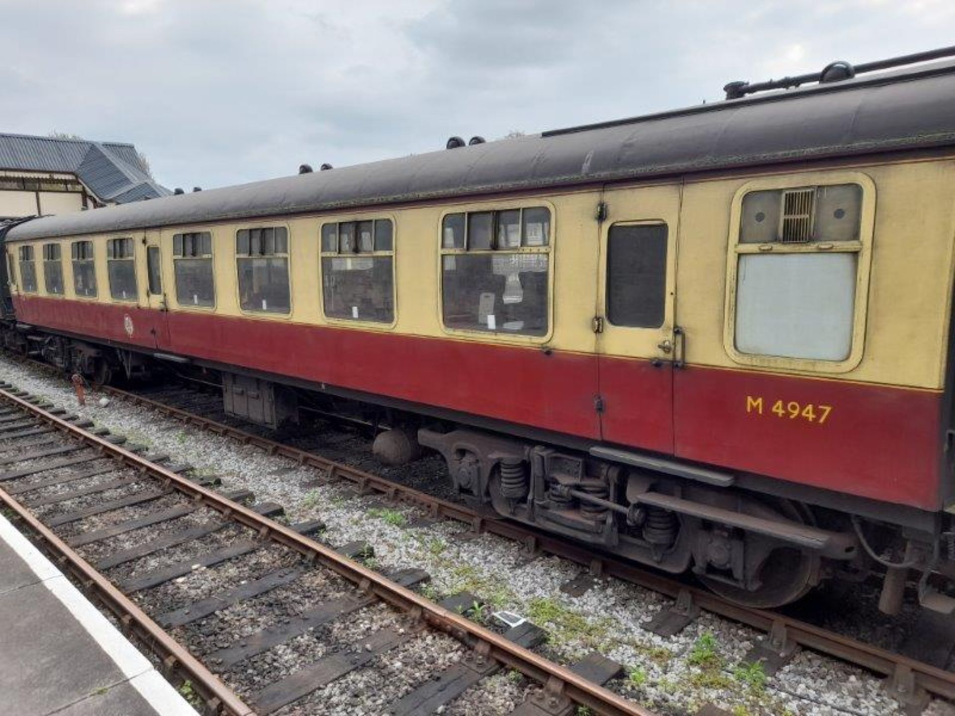 BR Mark 1 type TSO coach, no. M4947, 64-seats in chain link moquette, 2 x WC's, carmine and cream - Image 4 of 15