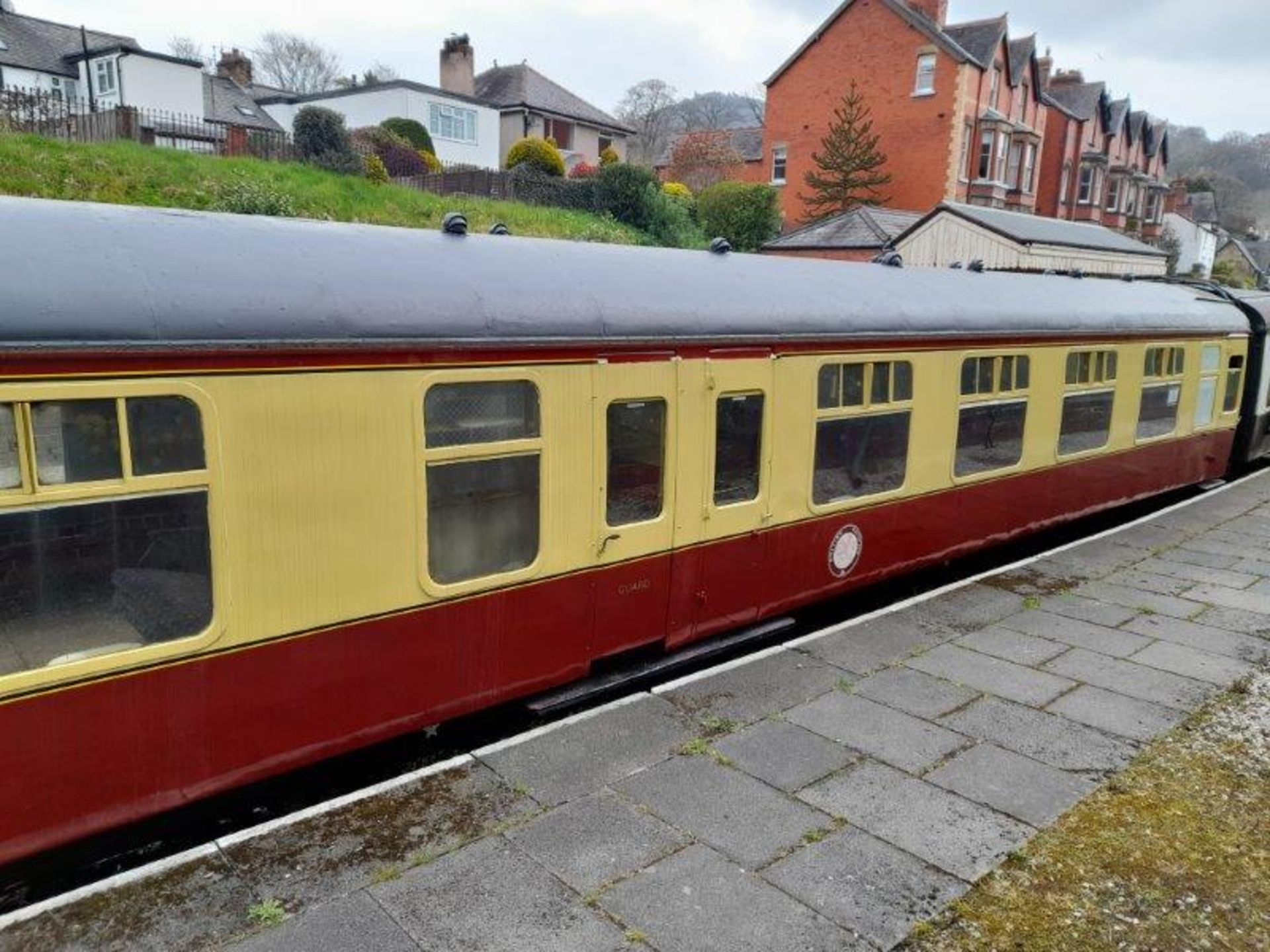 BR Mark 1 type BSK coach, no. E34537, 32-seats in red/blue moquette, 1 x WC, carmine and cream - Image 3 of 17