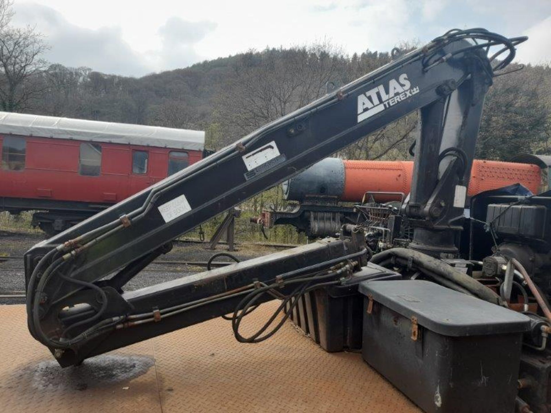 Lowmac 25-tonne wagon, no. B904534, fitted with Atlas Terex hydraulic crane, 6m boom, 3.32 ton - Image 6 of 10