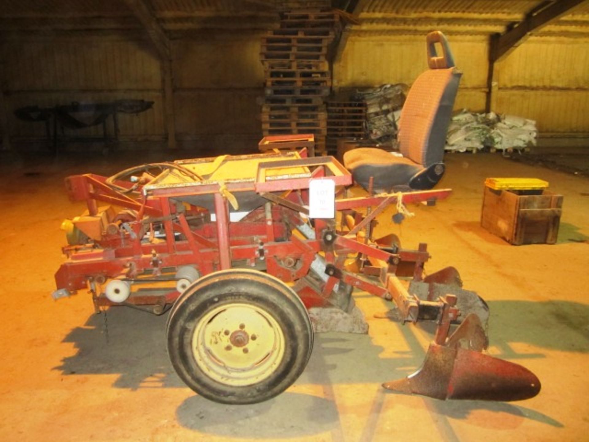3 point tractor linkage mounted POT driven adapted ride on mini tuber planter with manual feed