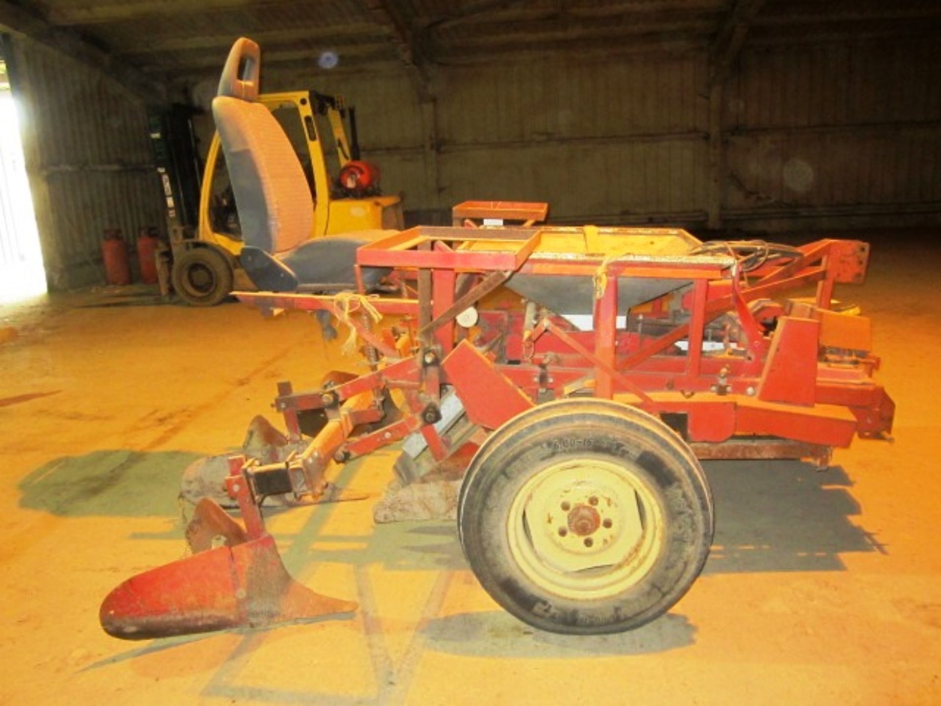 3 point tractor linkage mounted POT driven adapted ride on mini tuber planter with manual feed - Image 3 of 8