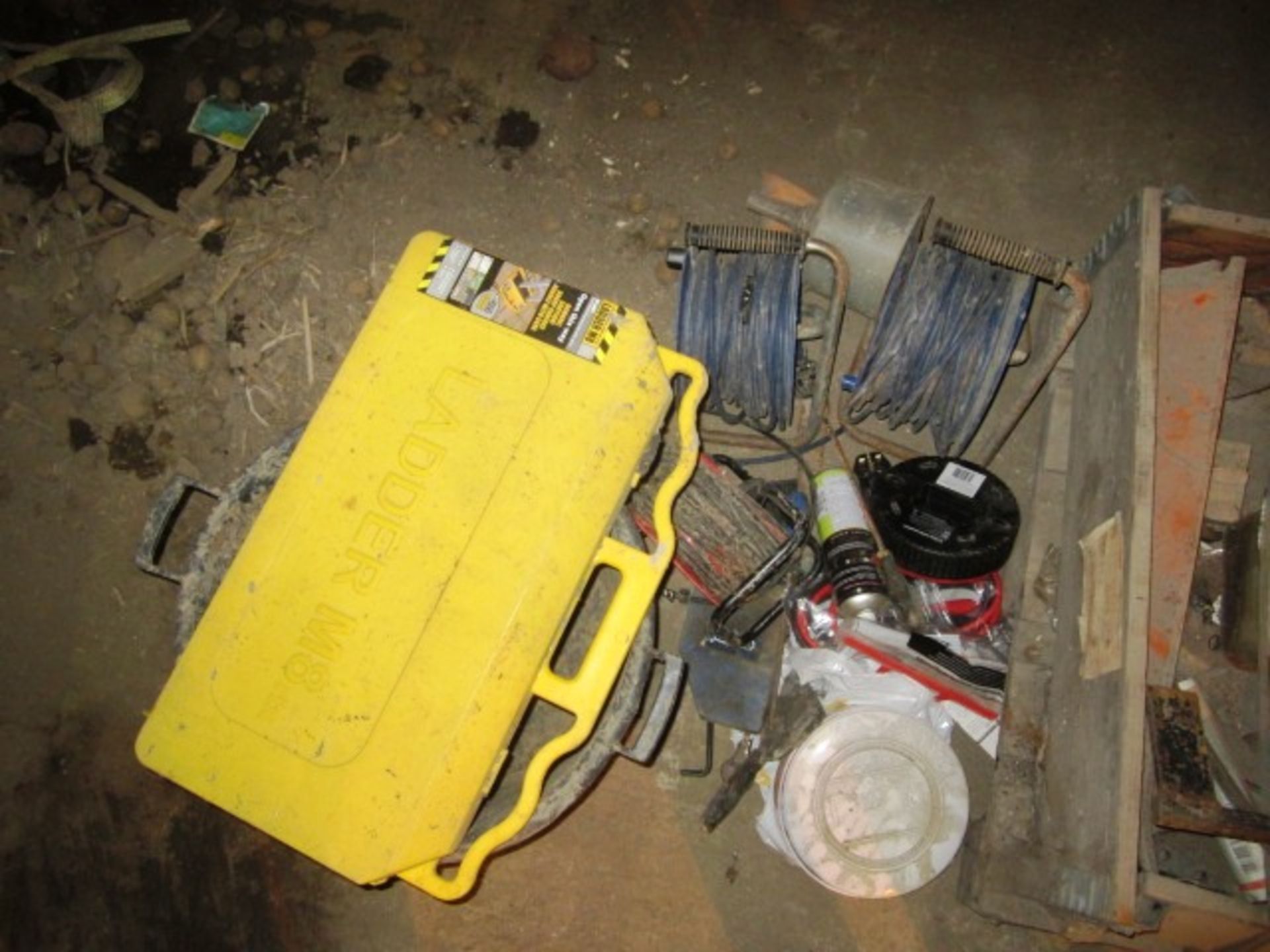 Miscellaneous lot including assorted rams, reeled extension leads, 240v, jump leads, ladder M8 etc. - Image 3 of 4