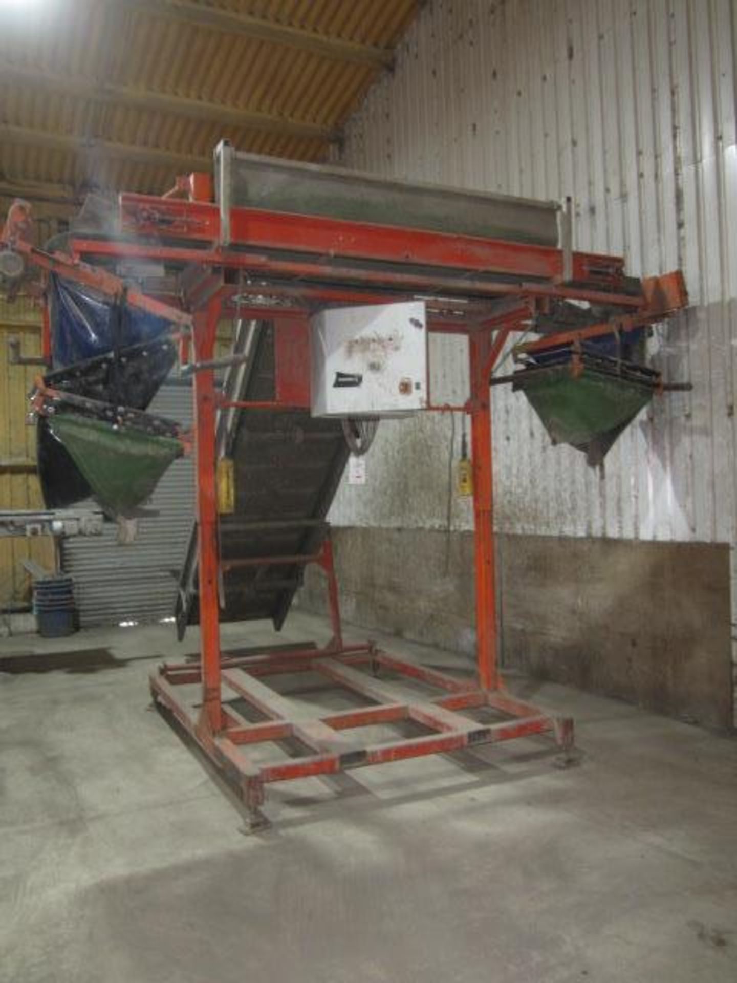 David Harrison inclined belt conveyor, s/n: 91094, approx. belt size: 800mm x 4m mounted on Downs