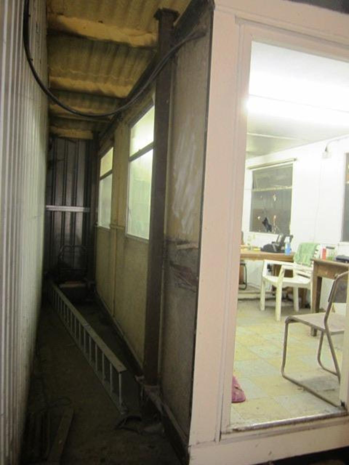 Jackleg portable building, approx. size 2.6m x 4.9m with 4 x window (1 broken), single door with - Image 2 of 9