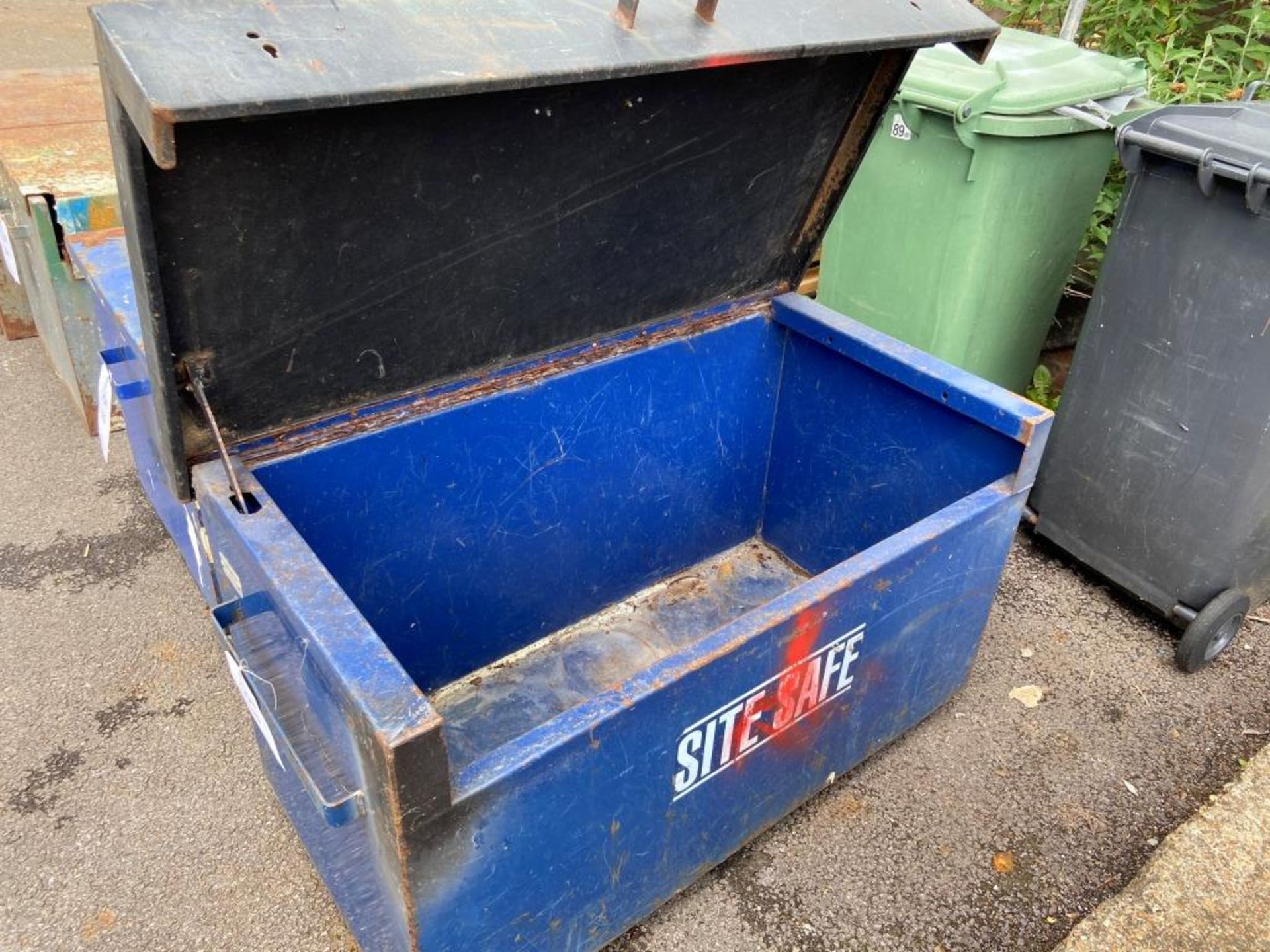 Steel site box on wheels (no key) 125cm x 65cm x 60cm - Image 3 of 3