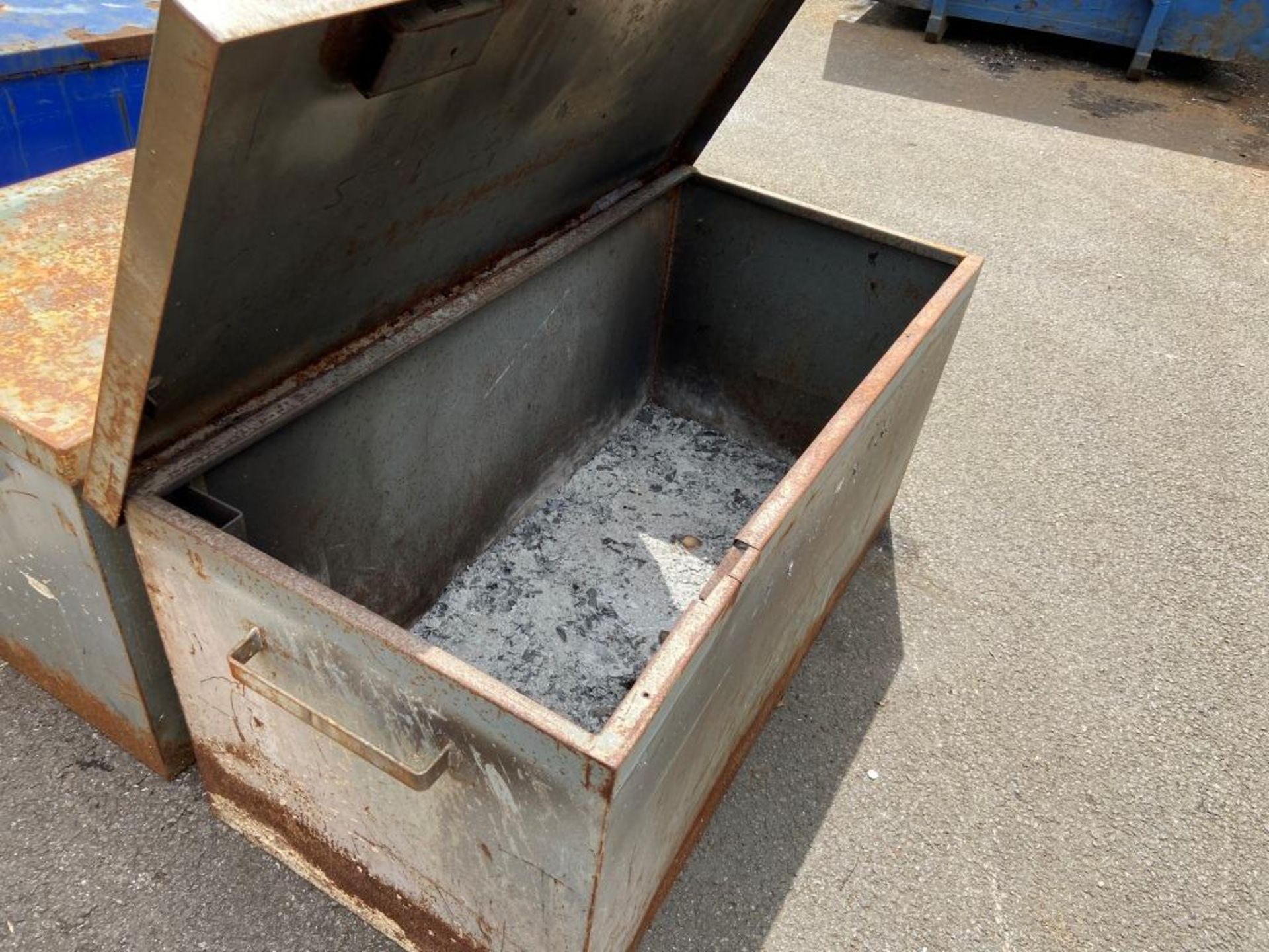 Steel site box (no key) 130cm x 65cm x 60cm, stiff hinge - Image 2 of 2