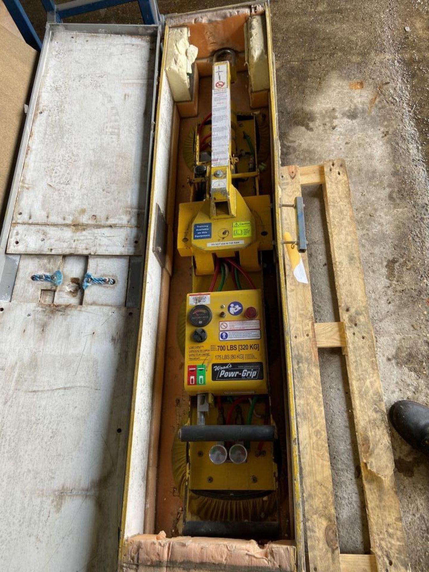 Woods Power-Grip glass lifter. 320kg capacity, in travelling crate s/n 3966WA. Please note: This lot - Image 3 of 6