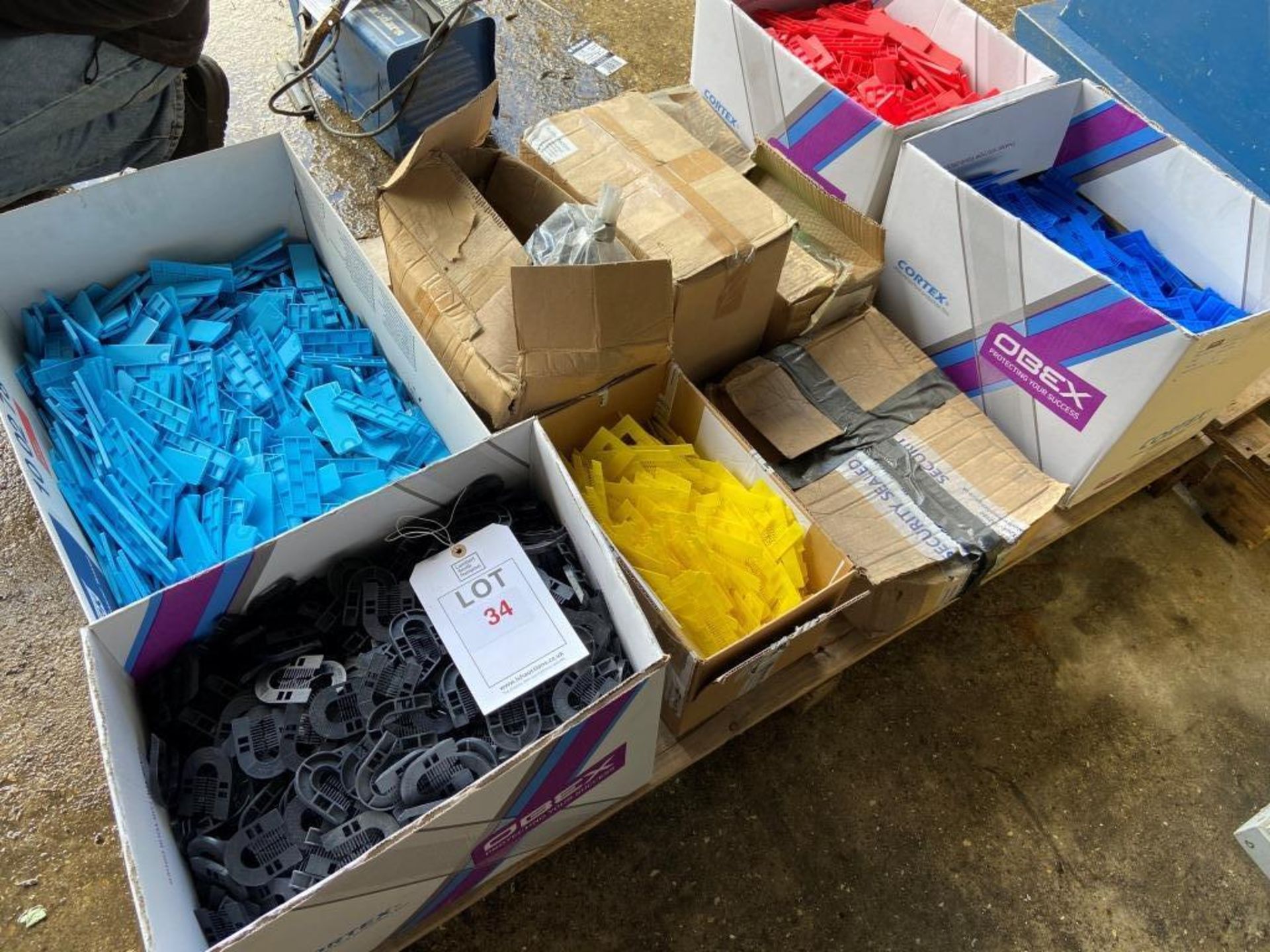 A quantity of various size plastic spacers and fillers 2x pallets - Image 2 of 2