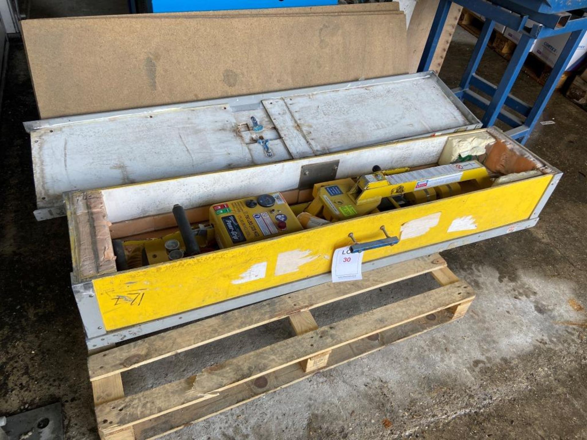 Woods Power-Grip glass lifter. 320kg capacity, in travelling crate s/n 3966WA. Please note: This lot