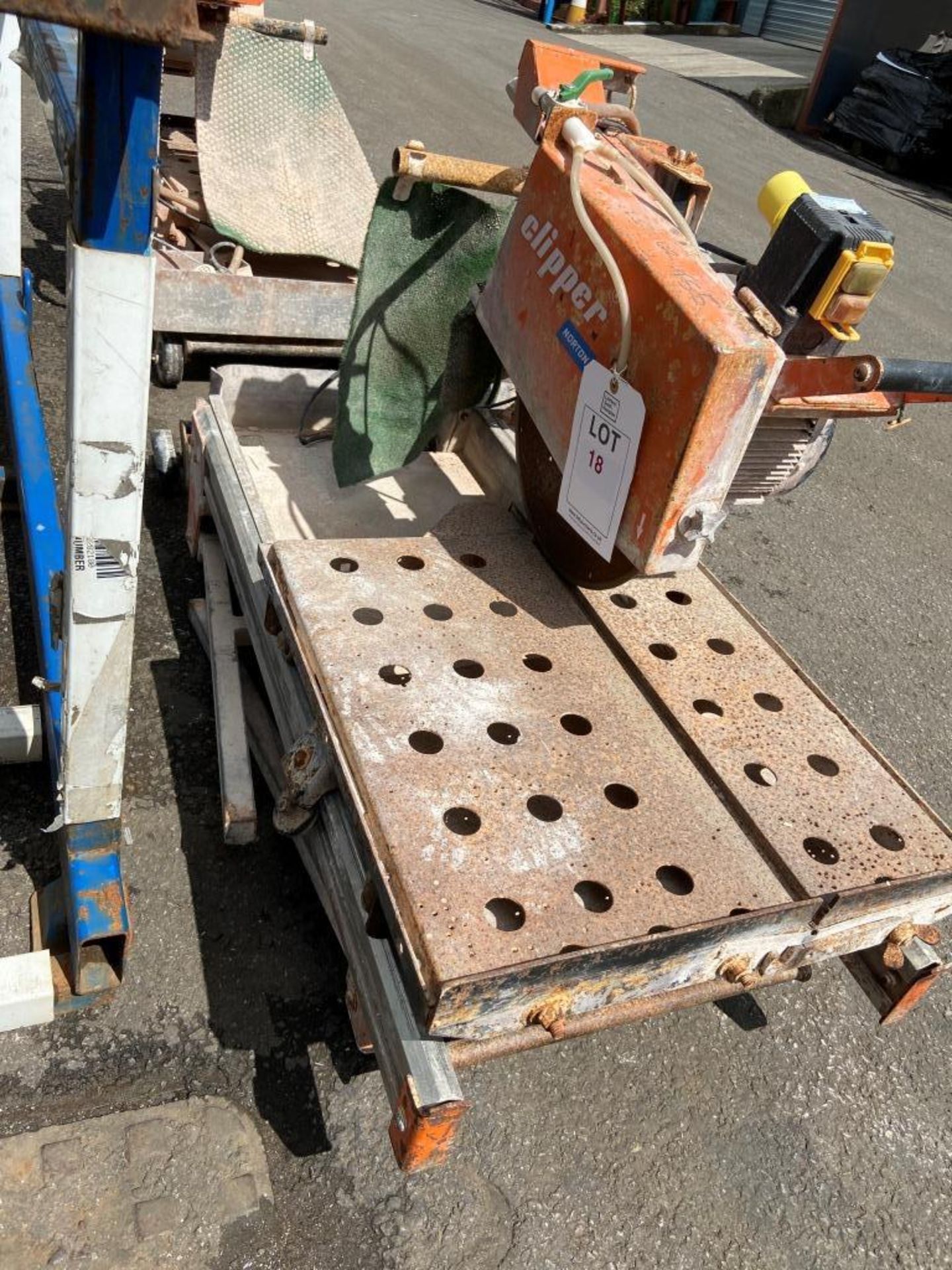 Clipper Norton CHW600 wet cut circular saw travelling bed on fold away stand. Y.O.M 2007 - Image 4 of 4