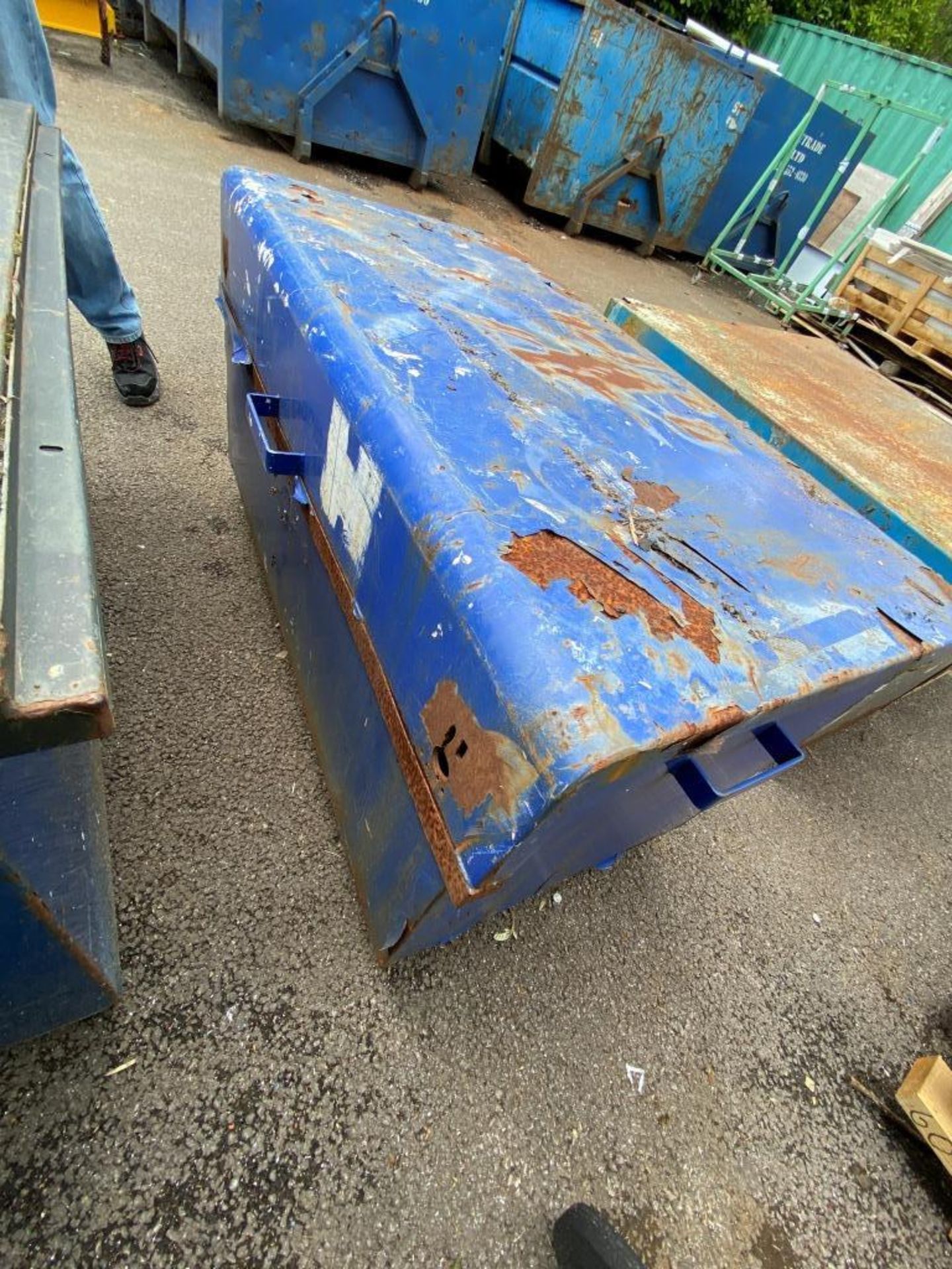 Steel site box on wheels (no key) 125cm x 65cm x 60cm, lid does not open - Image 2 of 2
