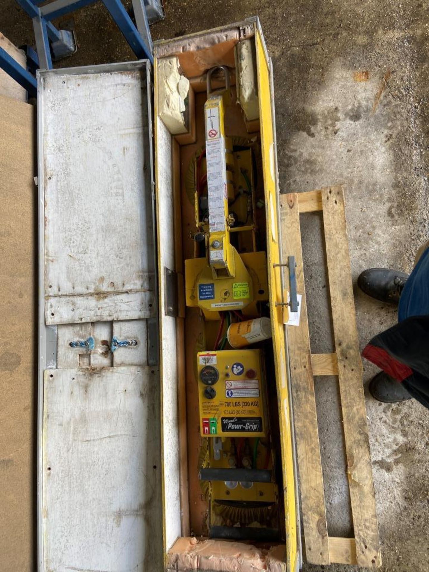 Woods Power-Grip glass lifter. 320kg capacity, in travelling crate s/n 3966WA. Please note: This lot - Image 2 of 6