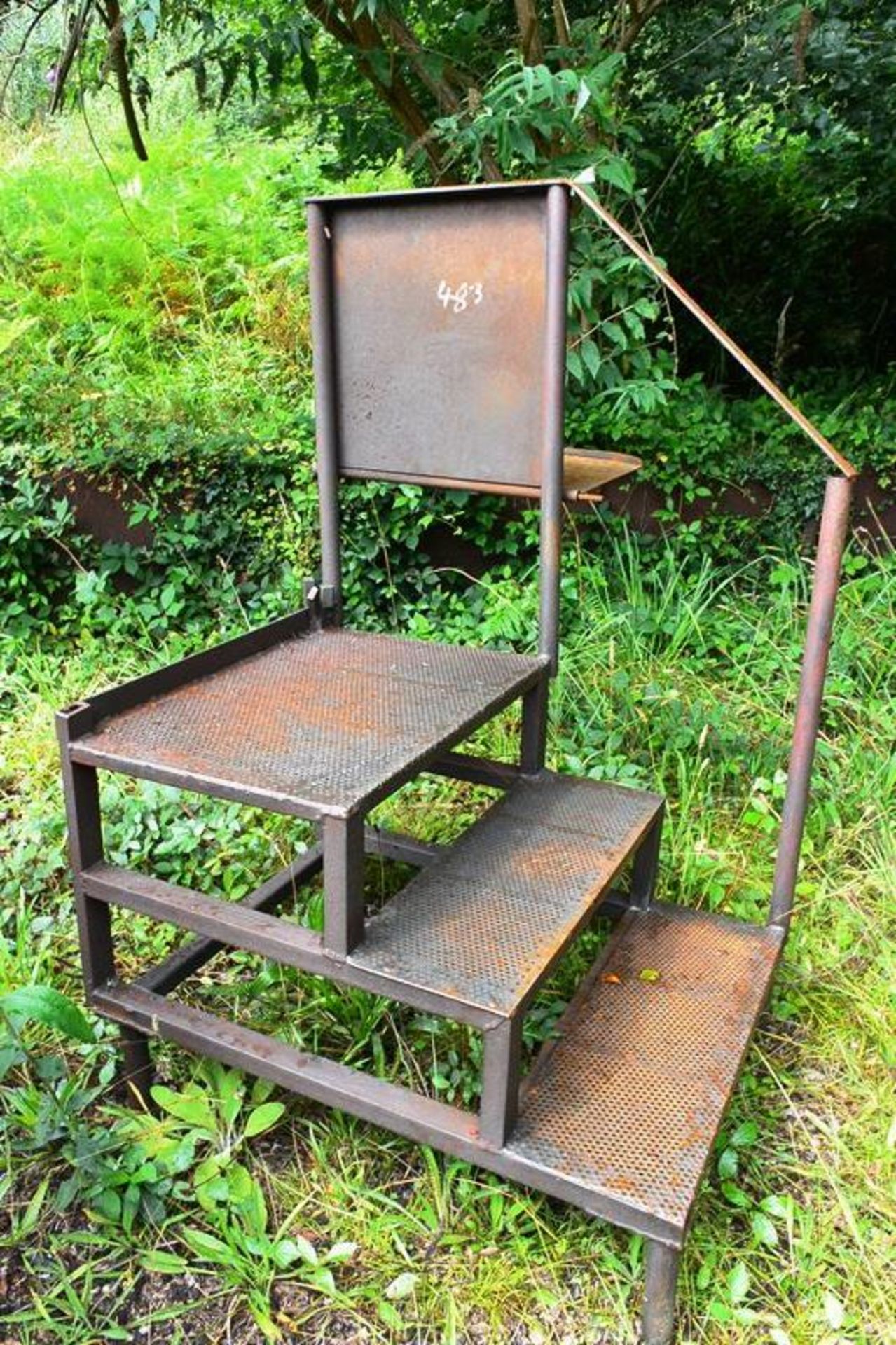 Steel frame 3 tread steps/platform (Recommended collection period for this lot Wednesday 15th -