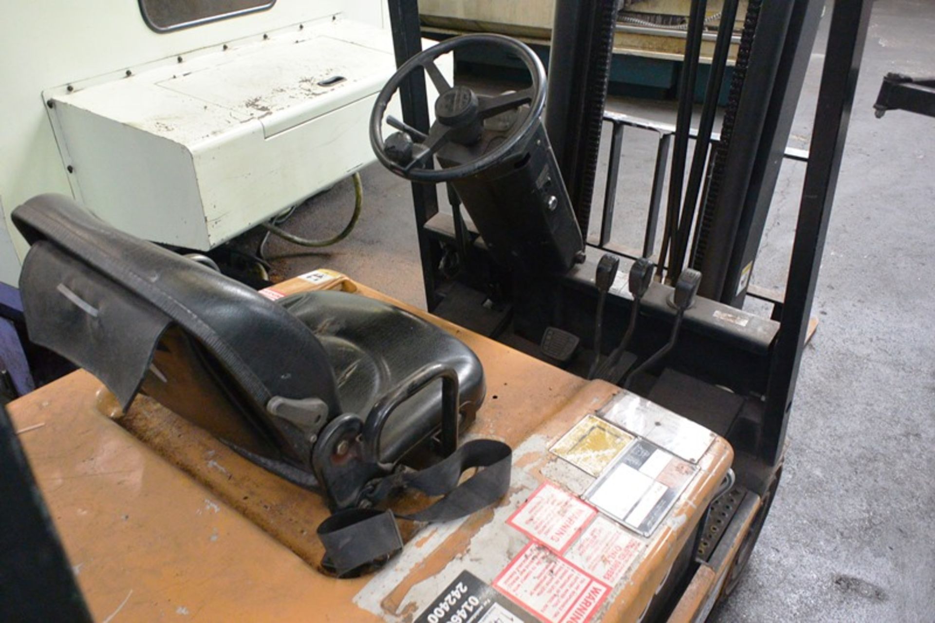 Daewoo B18T-2 battery operated ride on, dual mast forklift truck, serial no. CM00491, 1670 kgs max - Image 6 of 7