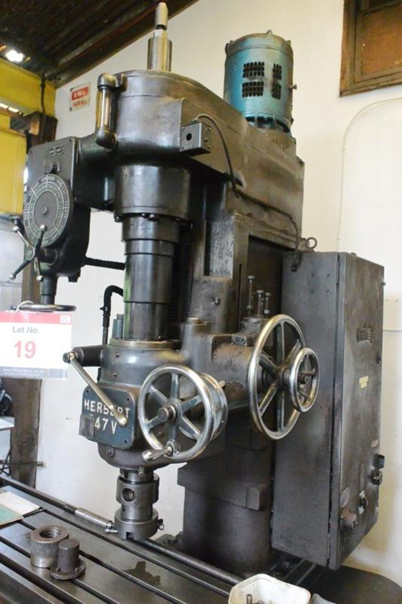 Herbert 47V vertical milling machine, 21 - 1525 rpm spindle speeds, 71.5 x 17" table size, with - Image 4 of 7