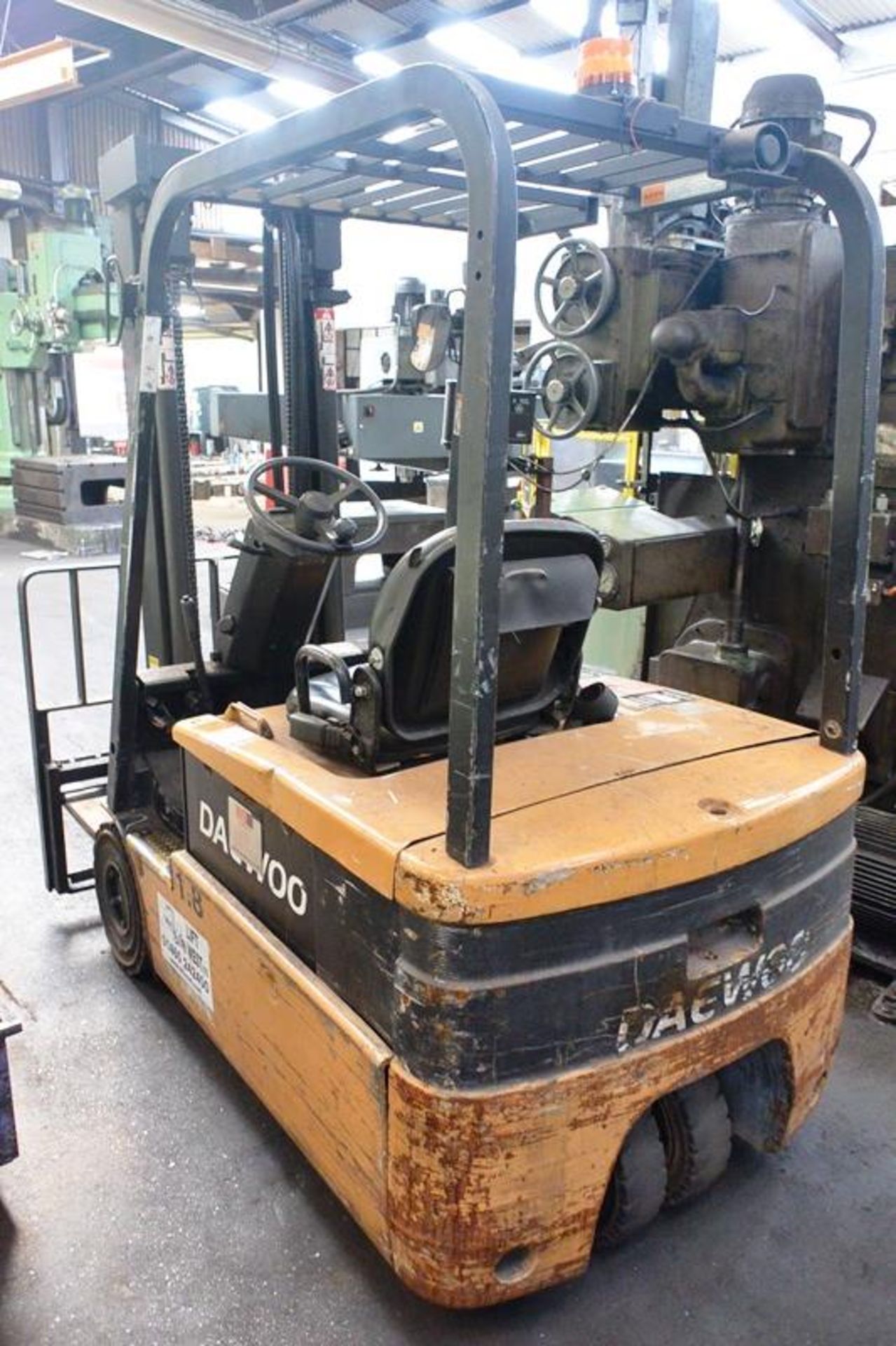 Daewoo B18T-2 battery operated ride on, dual mast forklift truck, serial no. CM00491, 1670 kgs max - Image 3 of 7