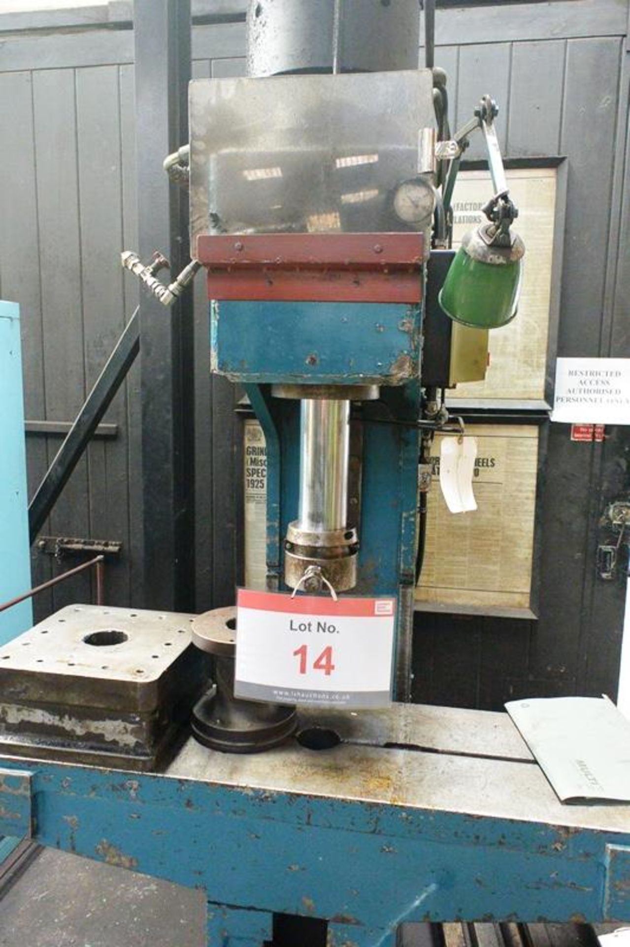 Mills hydraulic C frame vertical press, serial no. P68152, 12" throat to centre, 48" x 15" slotted - Bild 2 aus 6