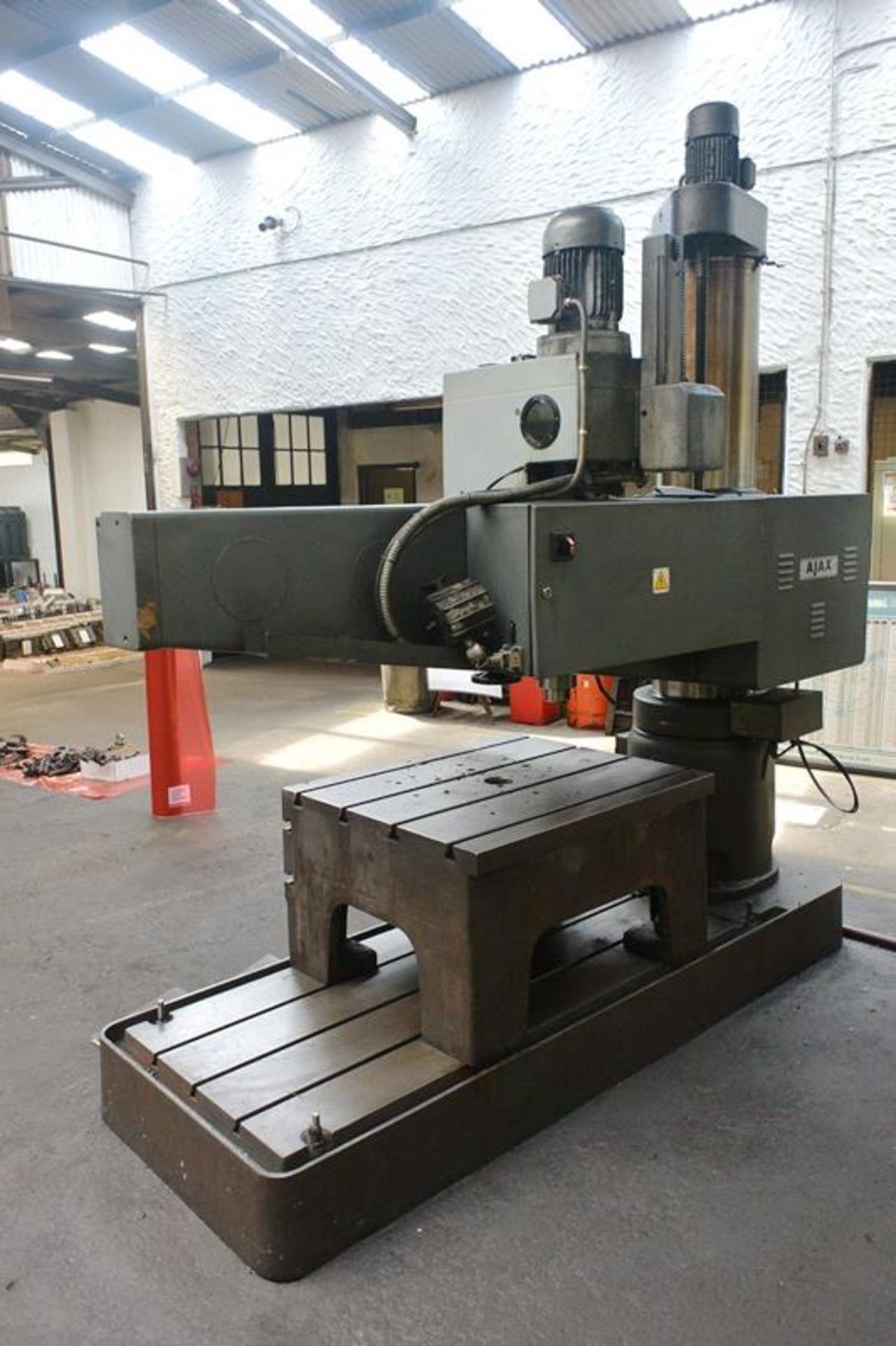 Ajax TM50 Series 3 elevating column radial arm drill, ref 1600 Hydrabloc, serial no. 4008 (2007), - Bild 5 aus 9